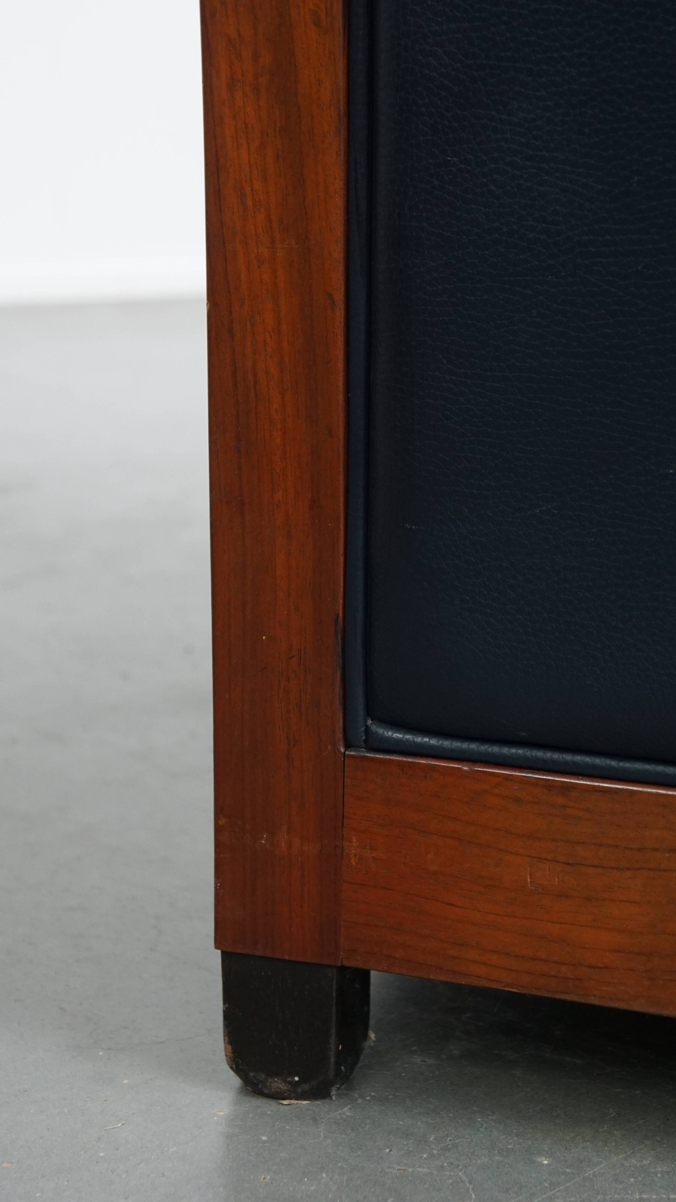 Canapé Art Déco 2,5 places avec boiseries et cuir de vachette bleu foncé
