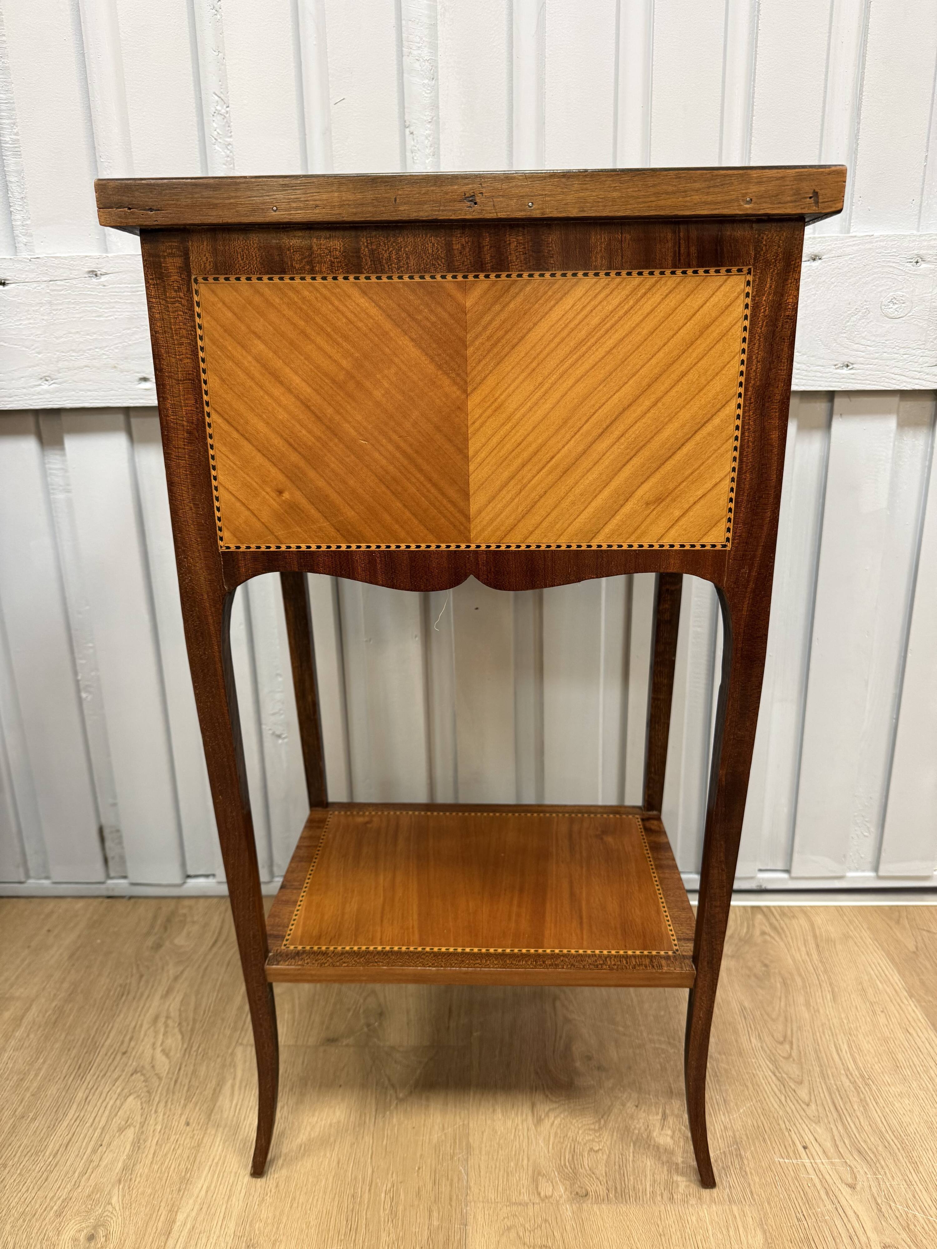 Petite table d appoint de style Louis XV