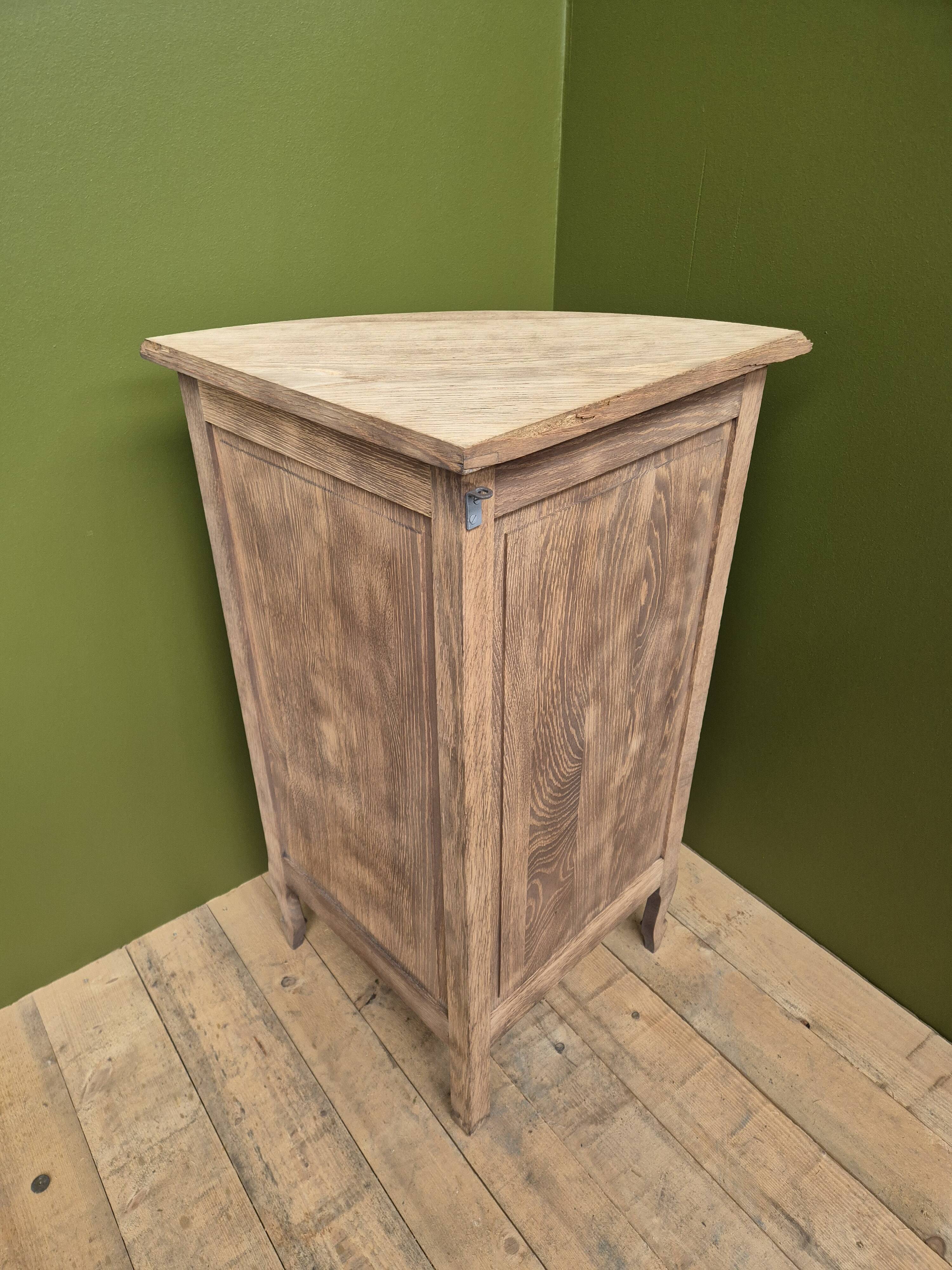 Corner cabinet