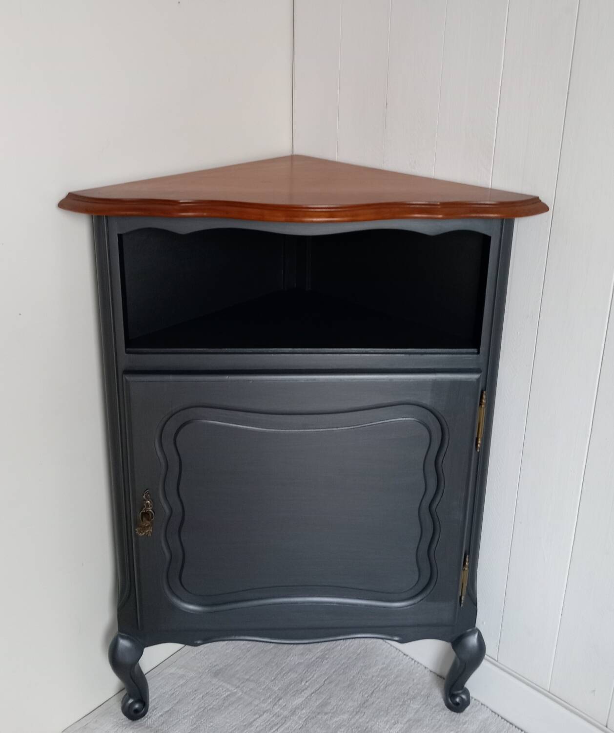 Corner cabinet