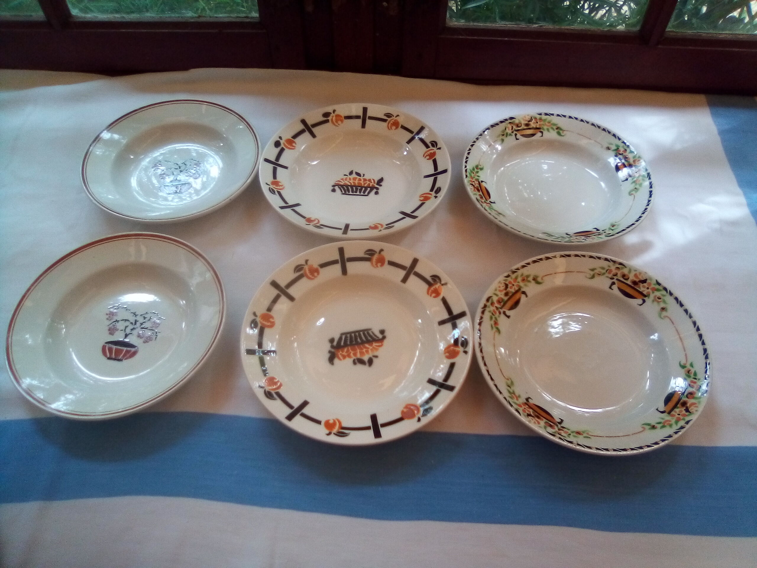 Assorted 12 dominant old brown/black plates