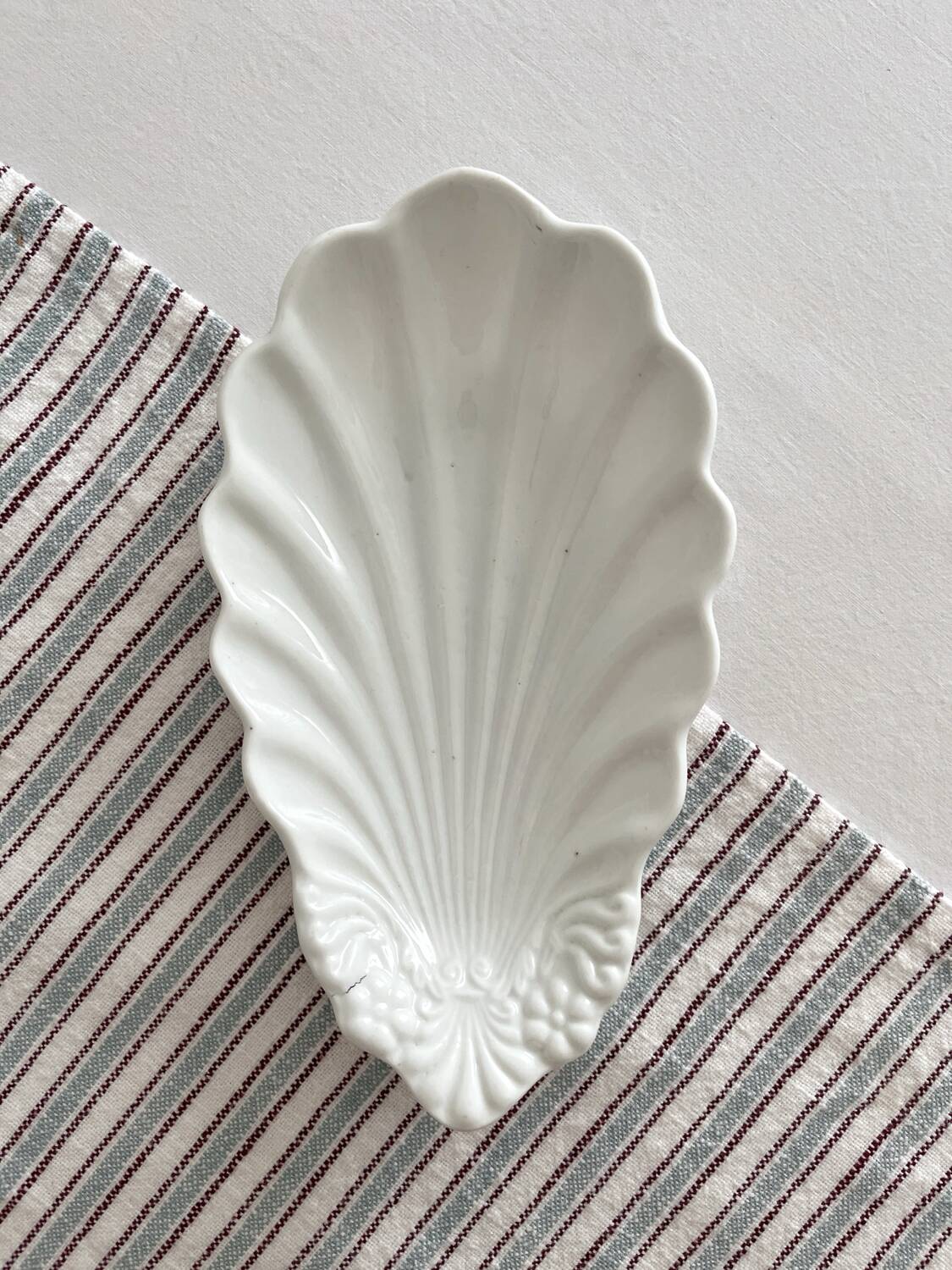 Ravier shell-shaped ramekin in antique porcelain