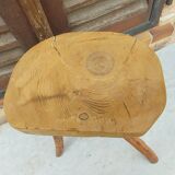 Tabouret de campagne en bois brut et piètement tripode