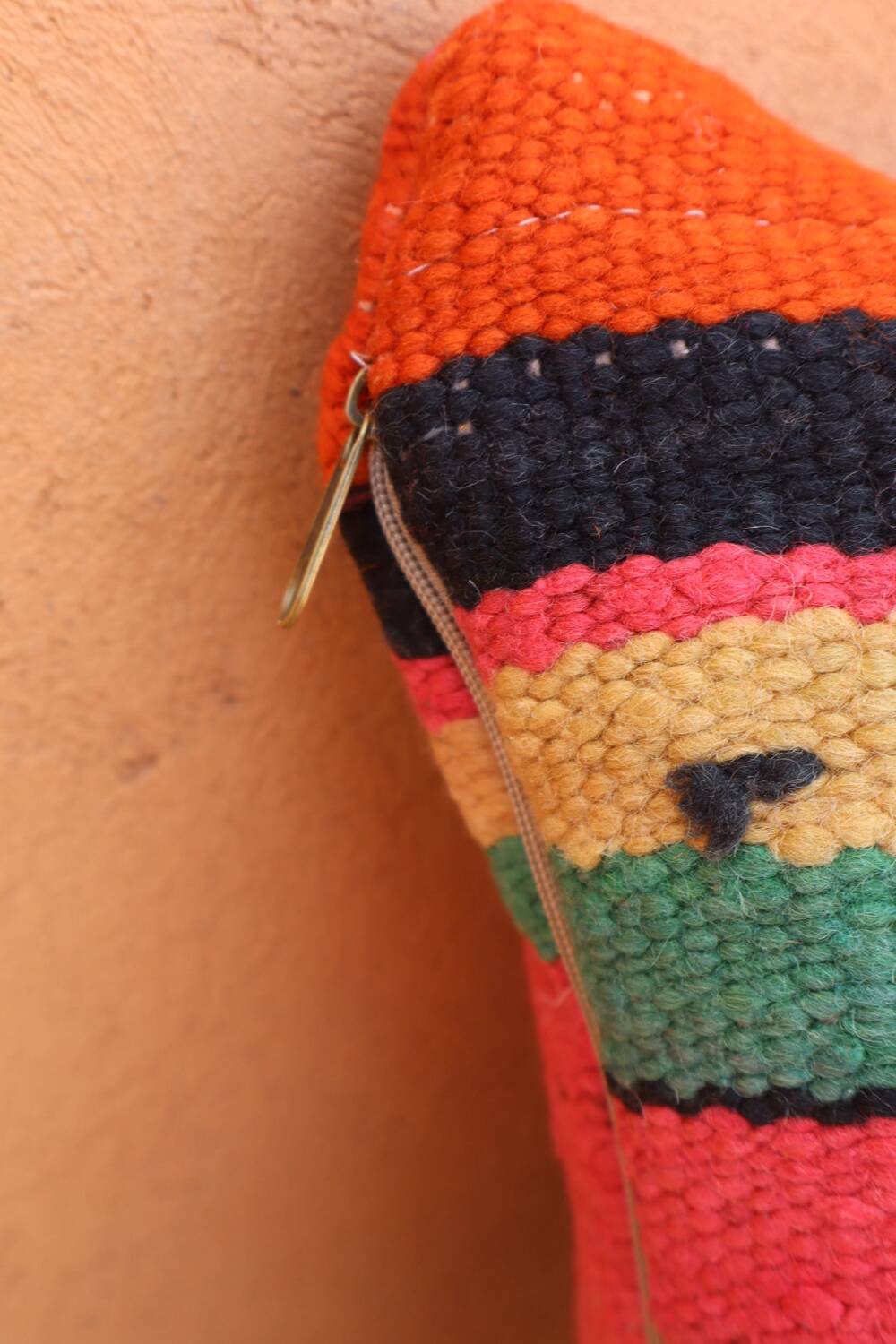 Coussin en laine rayé multicolore