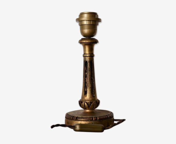 Pied de lampe en bois sculpté doré