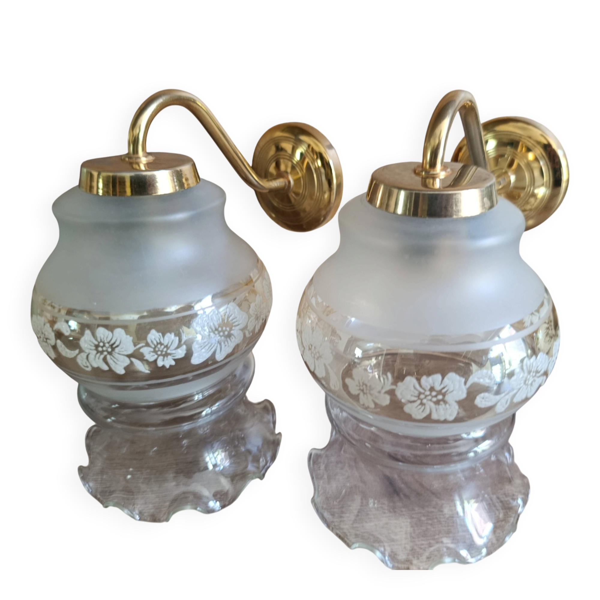 Pair of vintage wall lights in engraved glass & gold metal — Romantic elegance