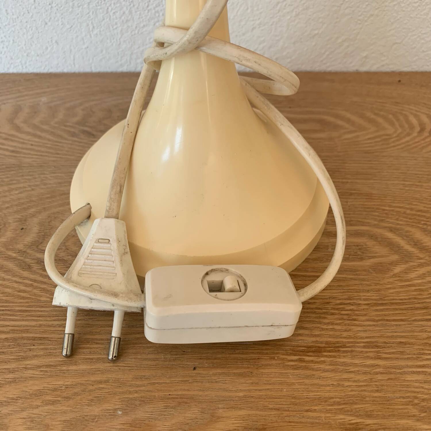 ▪️50s Pop and Modern Plastic Lamp Pink Globe and Cream Base Brand ME