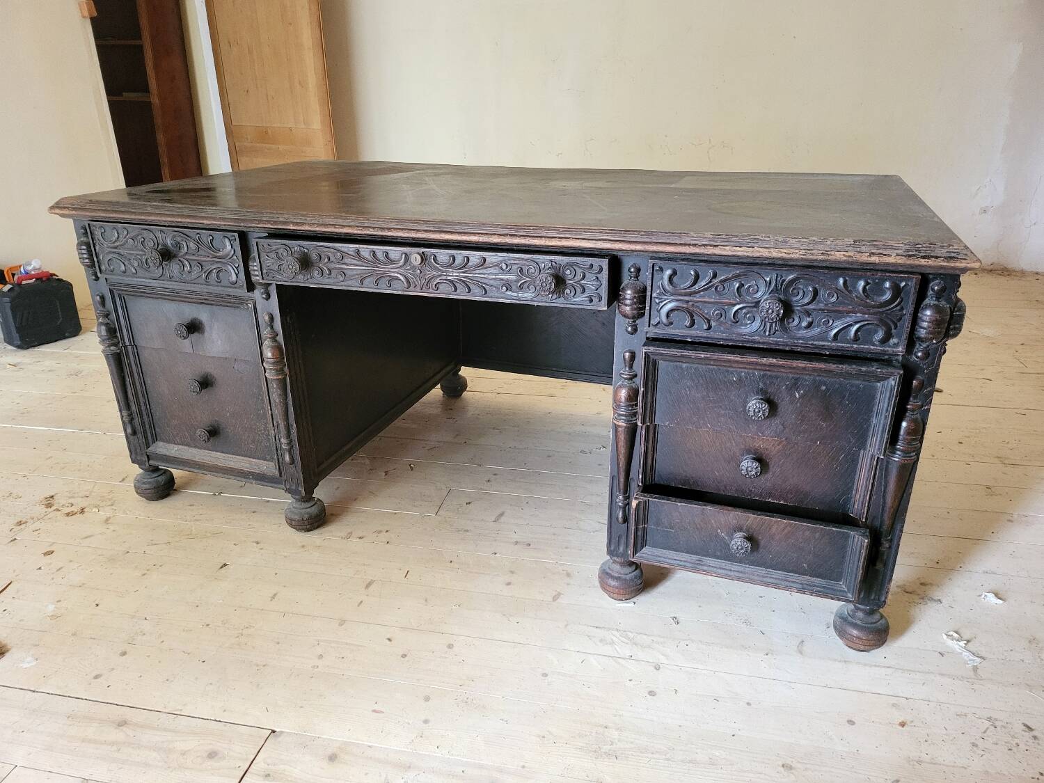 Important antique American desk in carved wood – circa 1900 –