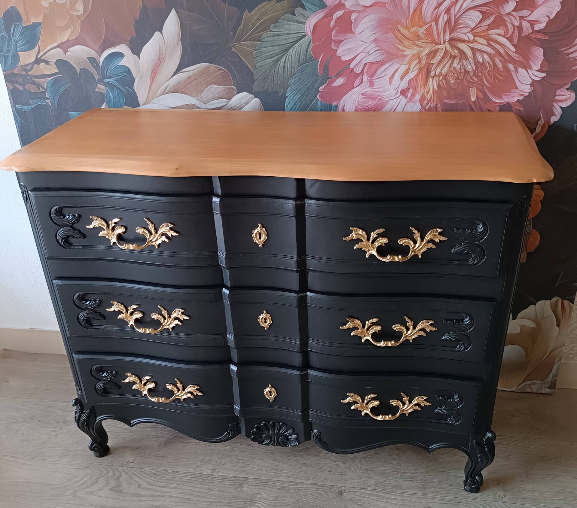 Commode arbalète galbée de style Louis XV