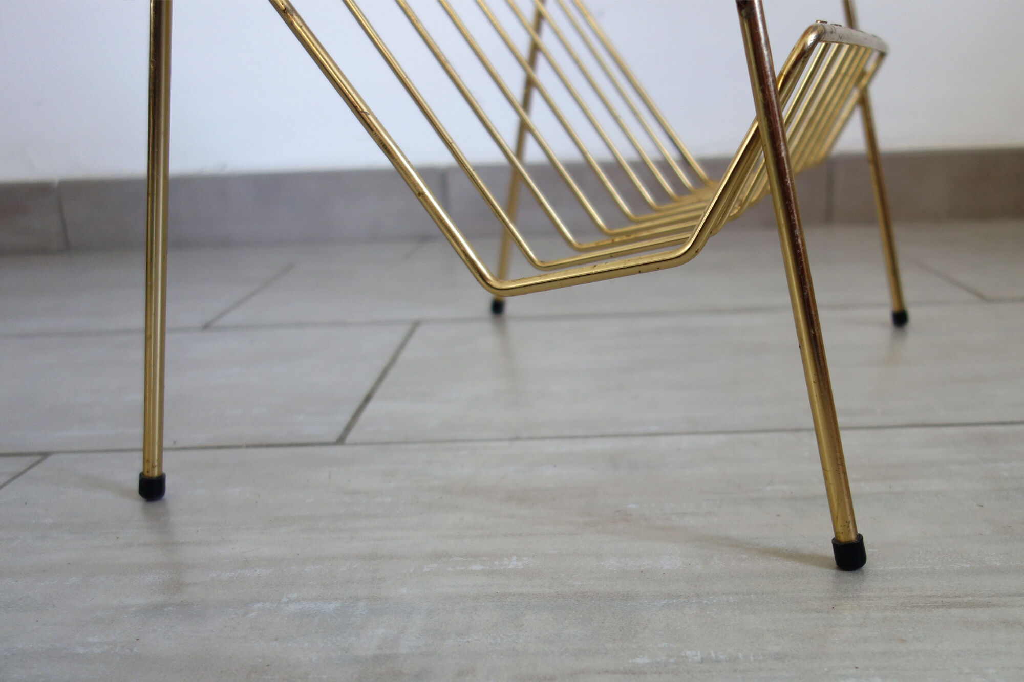 Pedestal table review holders of the 50s and 60s