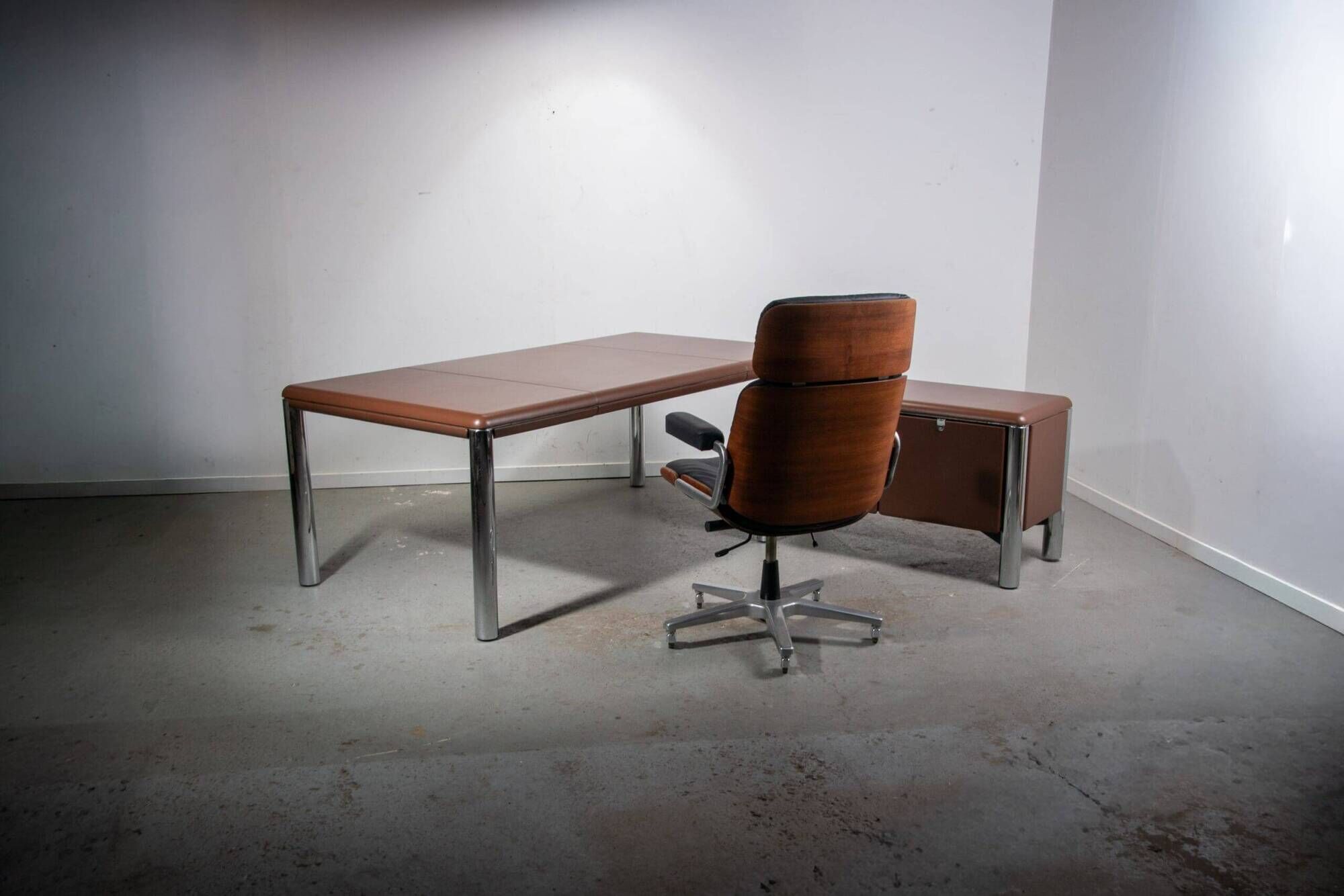 No. 3055D table desk and No. 3076 credenza extension from the Pfister Executive Office Collection for KnollStudio, circa 1988