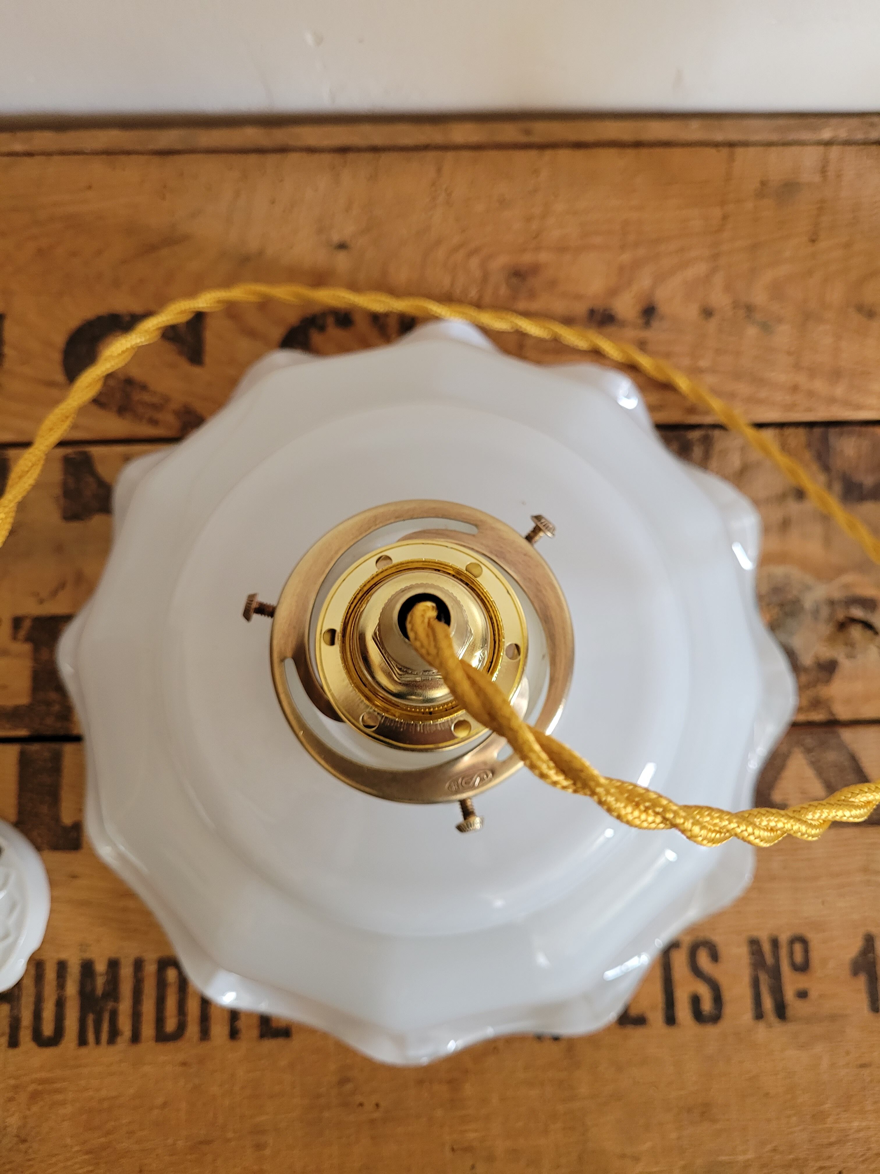 White opaline suspension