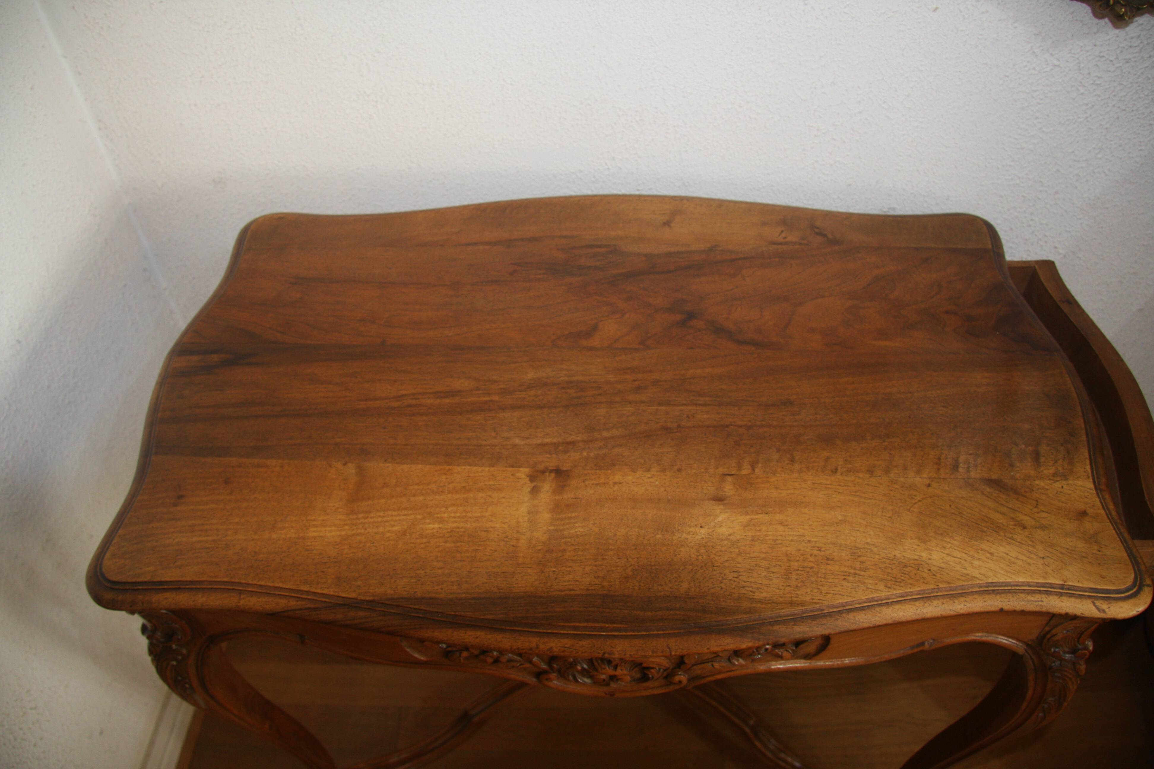 Table bureau et sa chaise de style Louis X.V. en noyer