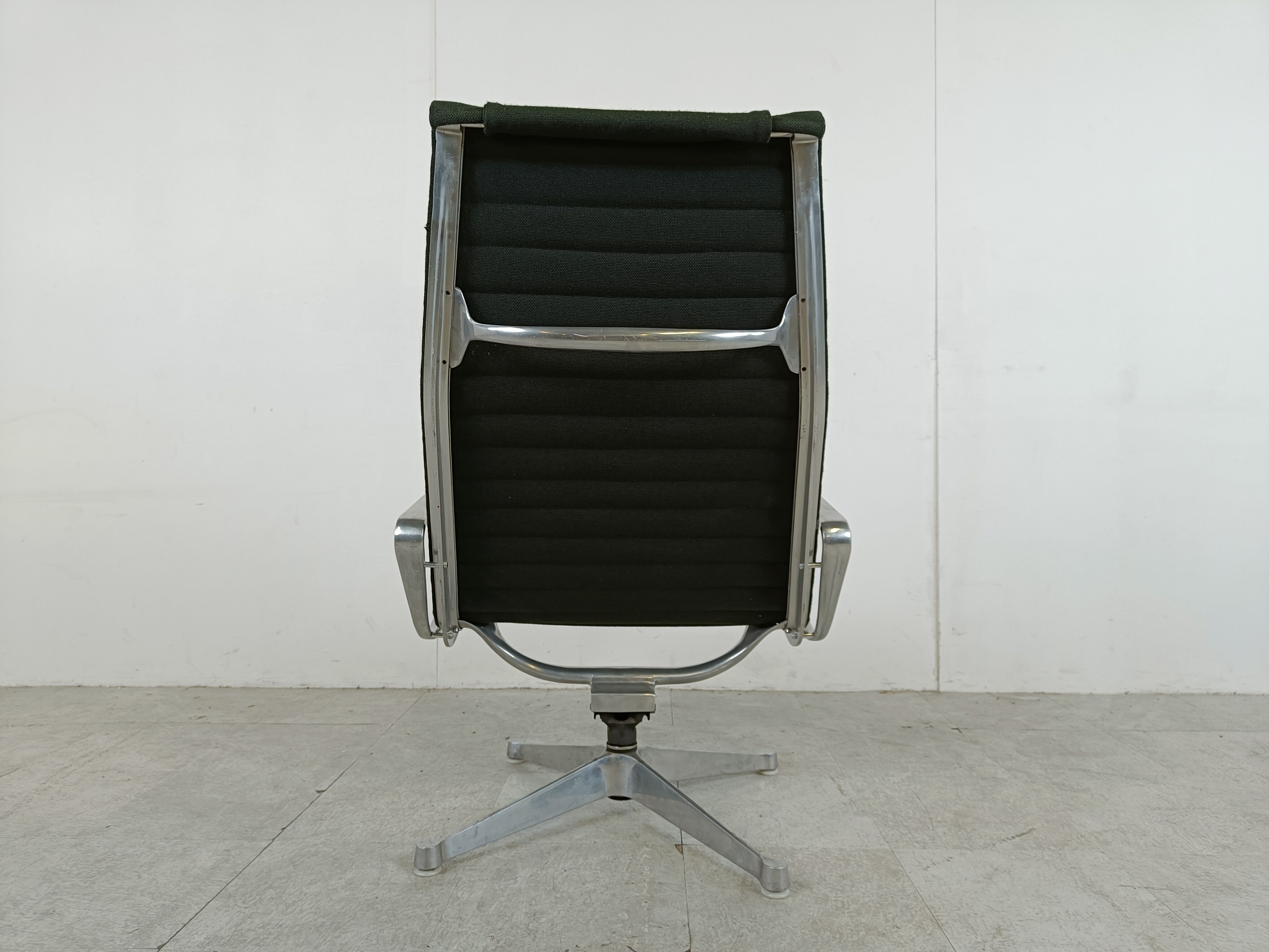 Fauteuil lounge Charles & Ray Eames EA124 en tissu noir, années 1970