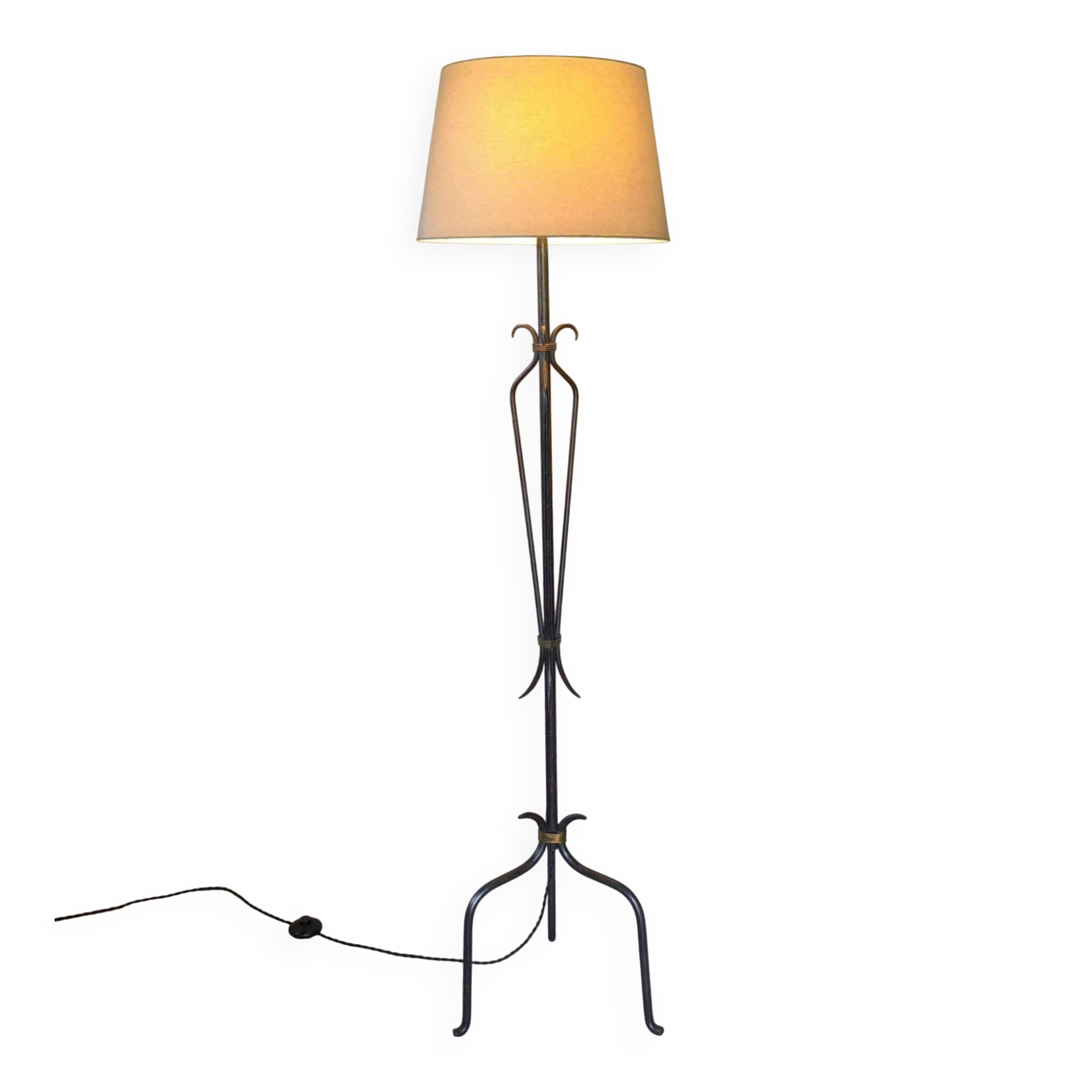 Vintage tripod floor lamp in wrought iron.