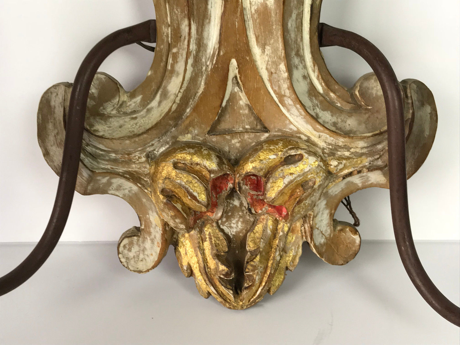 Paire d'appliques a 2 lumières en bois sculpté et patiné à décor de fleurs