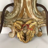 Paire d'appliques a 2 lumières en bois sculpté et patiné à décor de fleurs