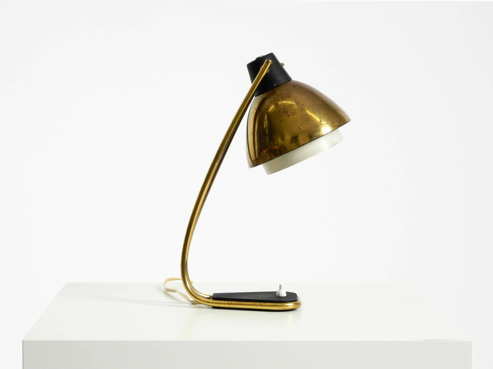 Rare grande lampe de table en laiton de style Mid-Century Modern avec une belle patine.
