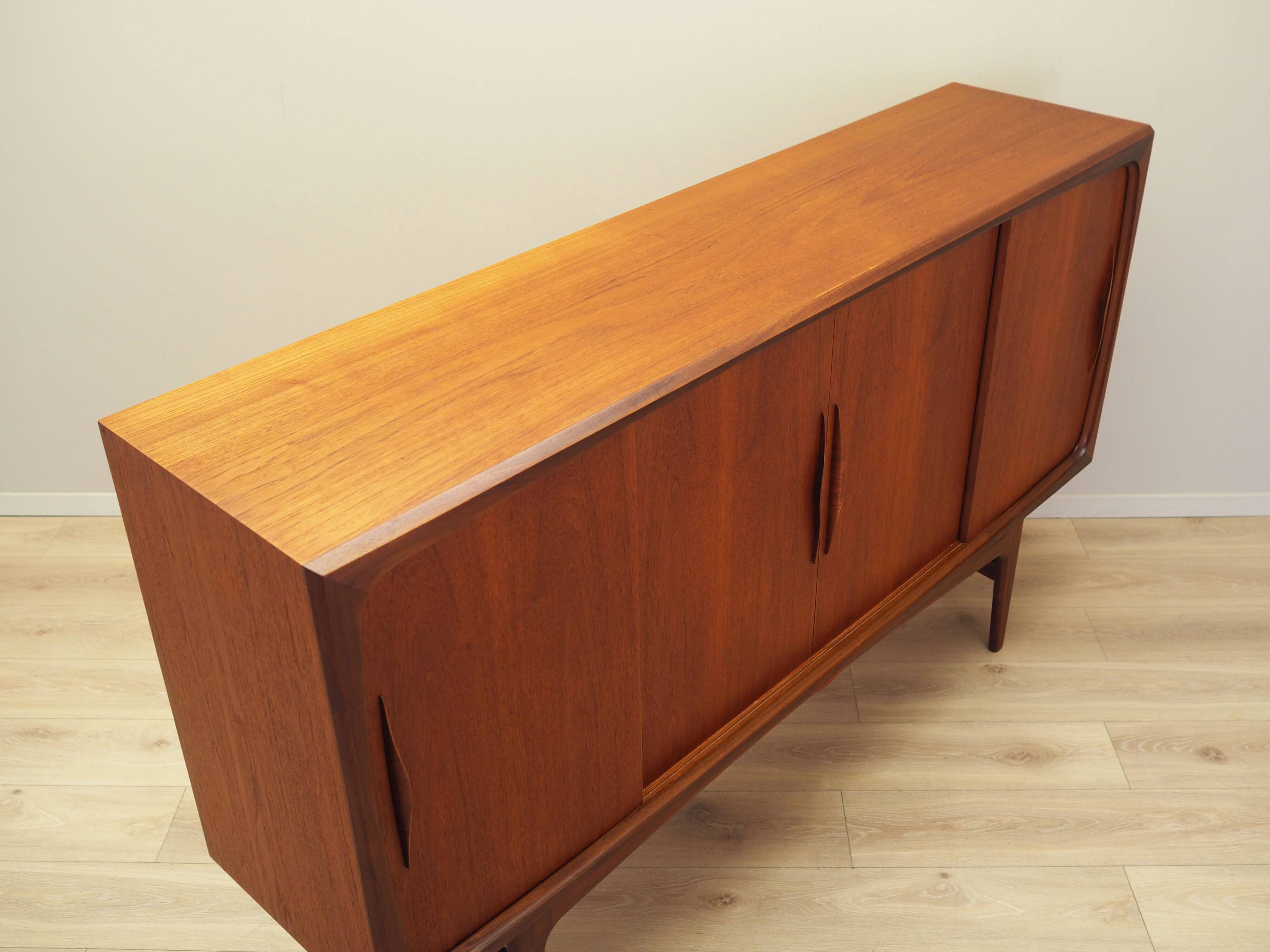 Buffet haut en teck, design danois, années 1970, fabrication : Danemark