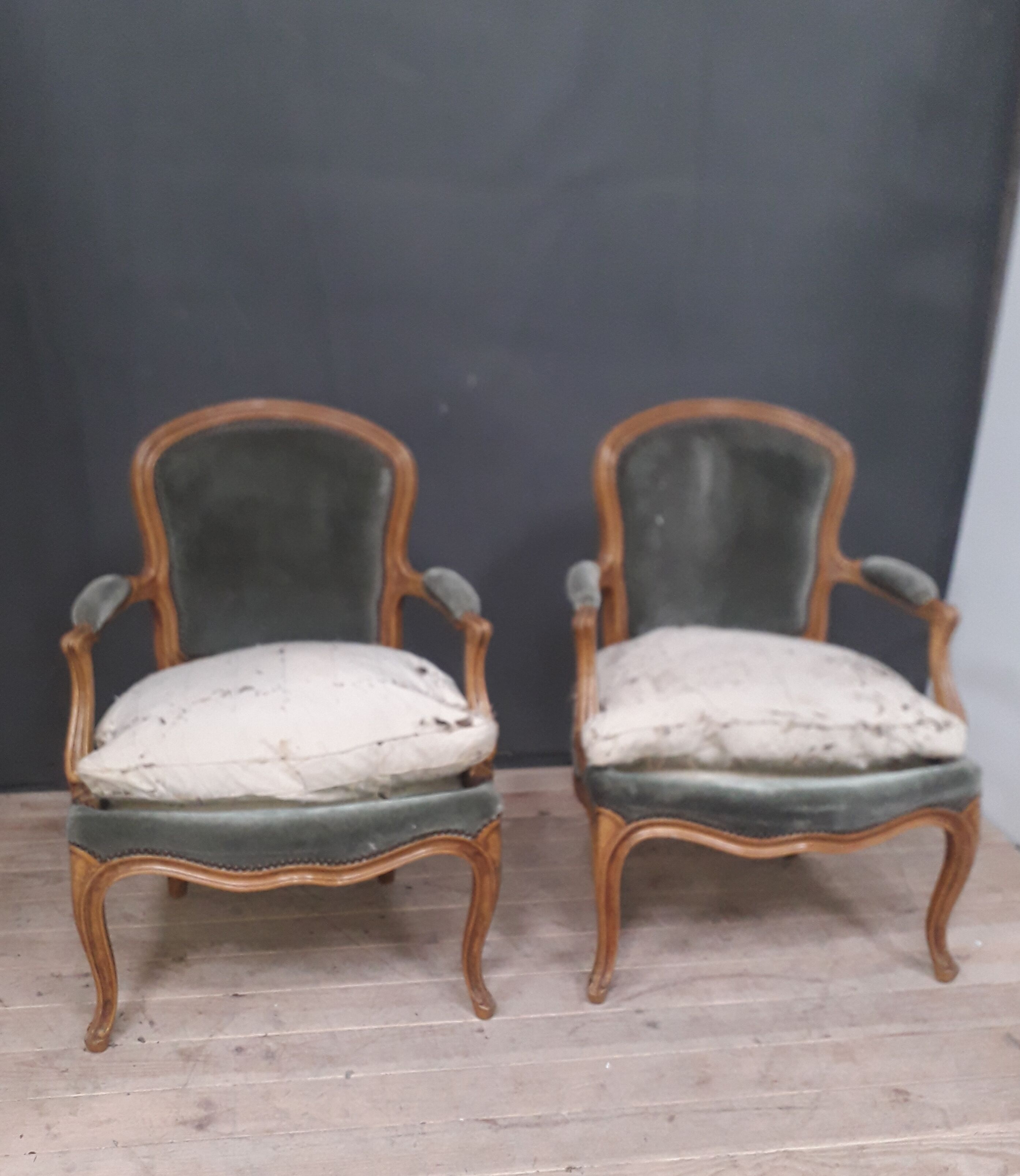 Paire de fauteuils de style Louis XV