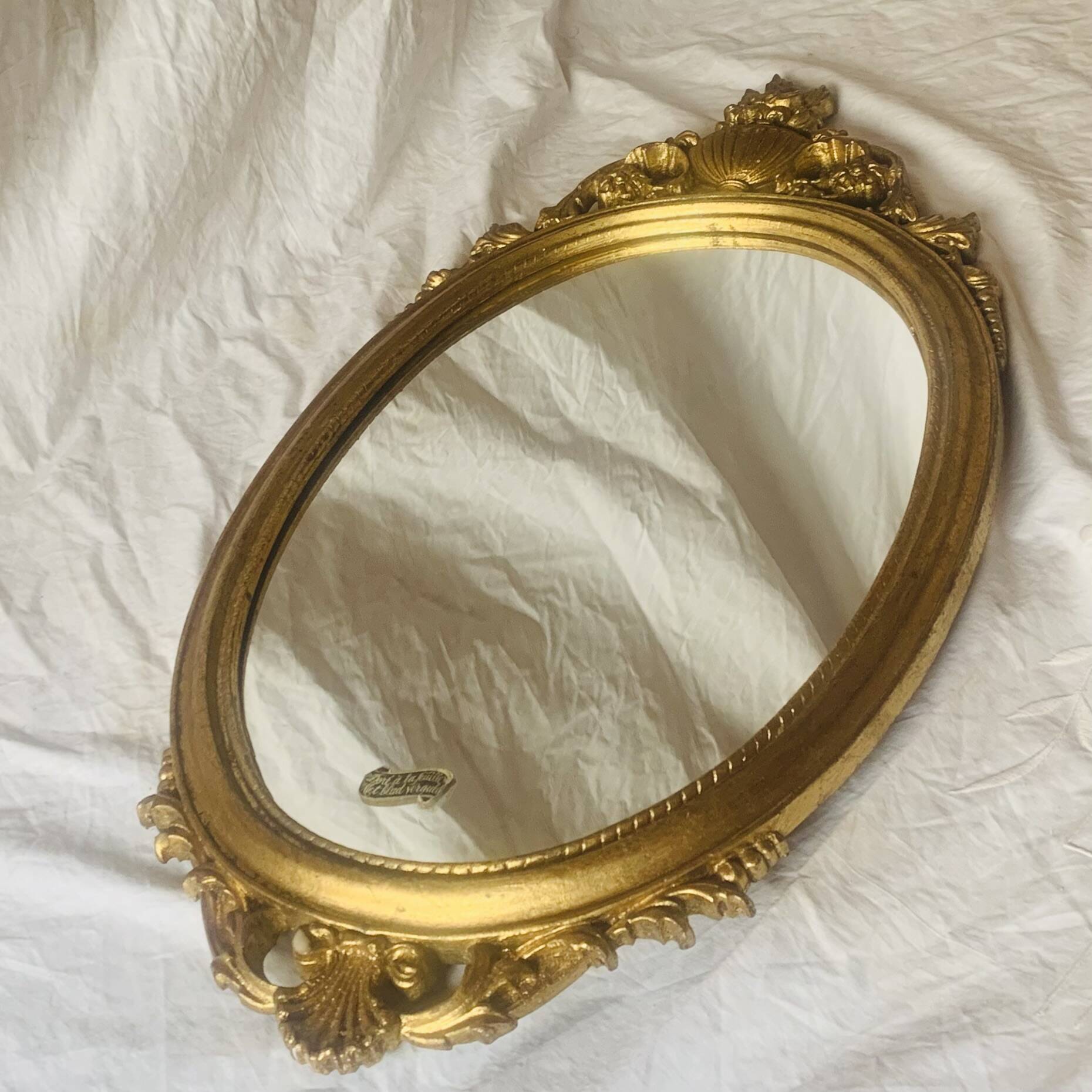 Ancien miroir ovale en résine dorée à la feuille - style baroque - 73 cm