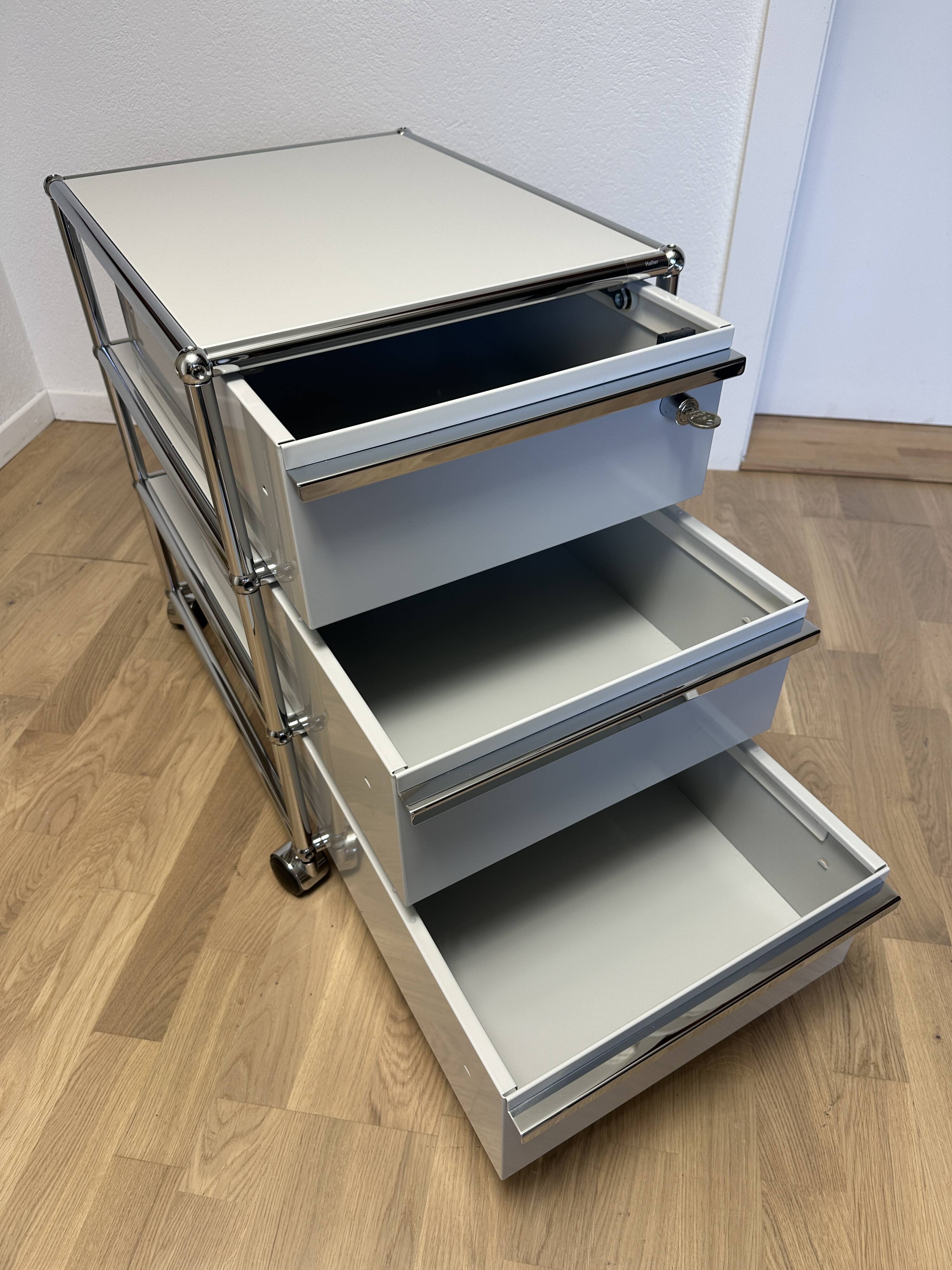 USM Haller light grey wheeled caisson