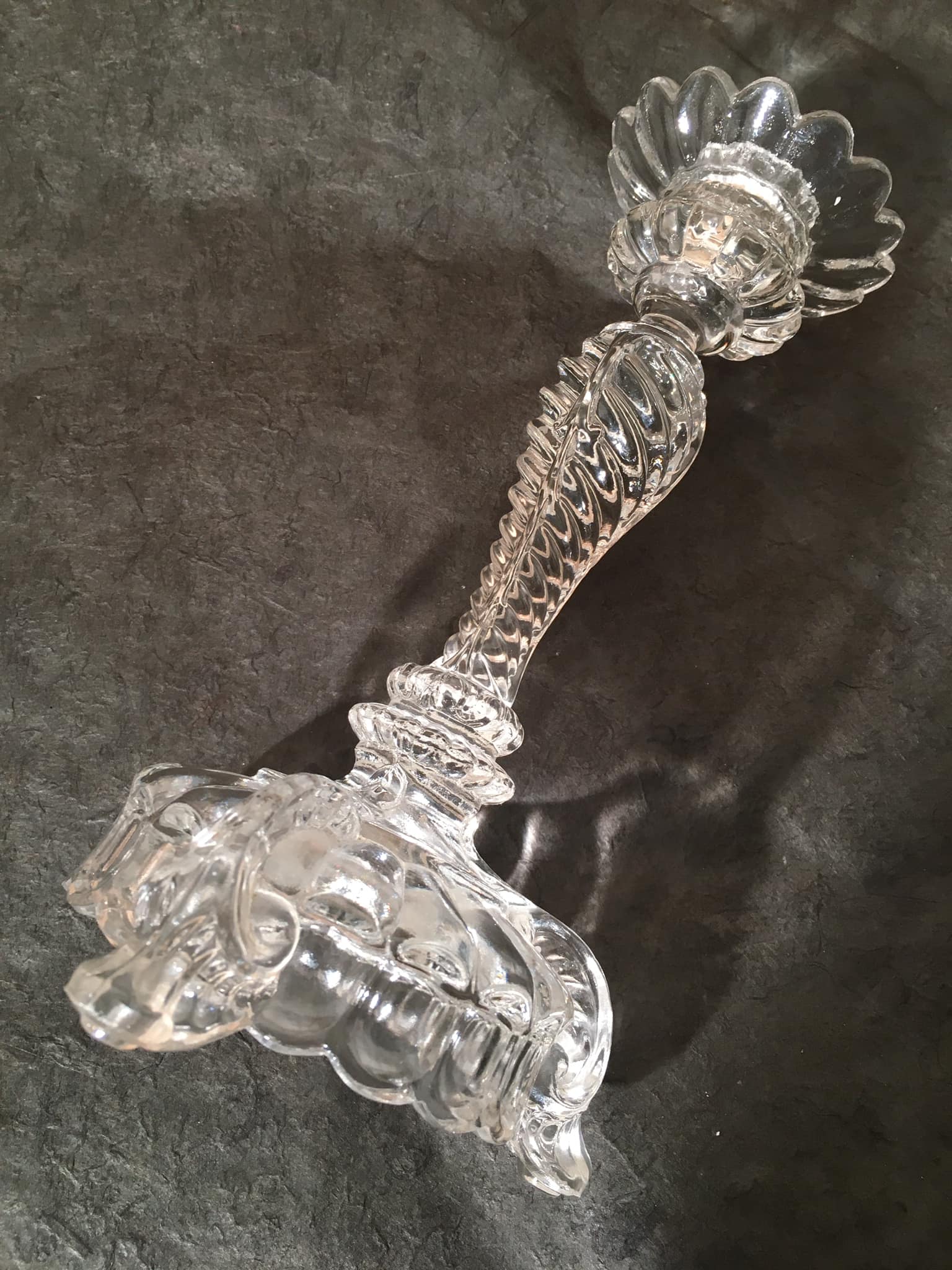 Duo de bougeoirs en verre finement travaillés