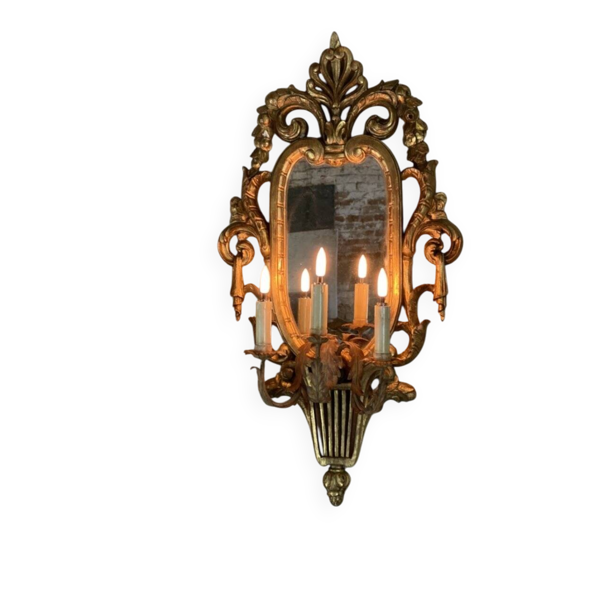 Paire de miroirs en bois sculpté, trois bras de lumière de style Louis XVI