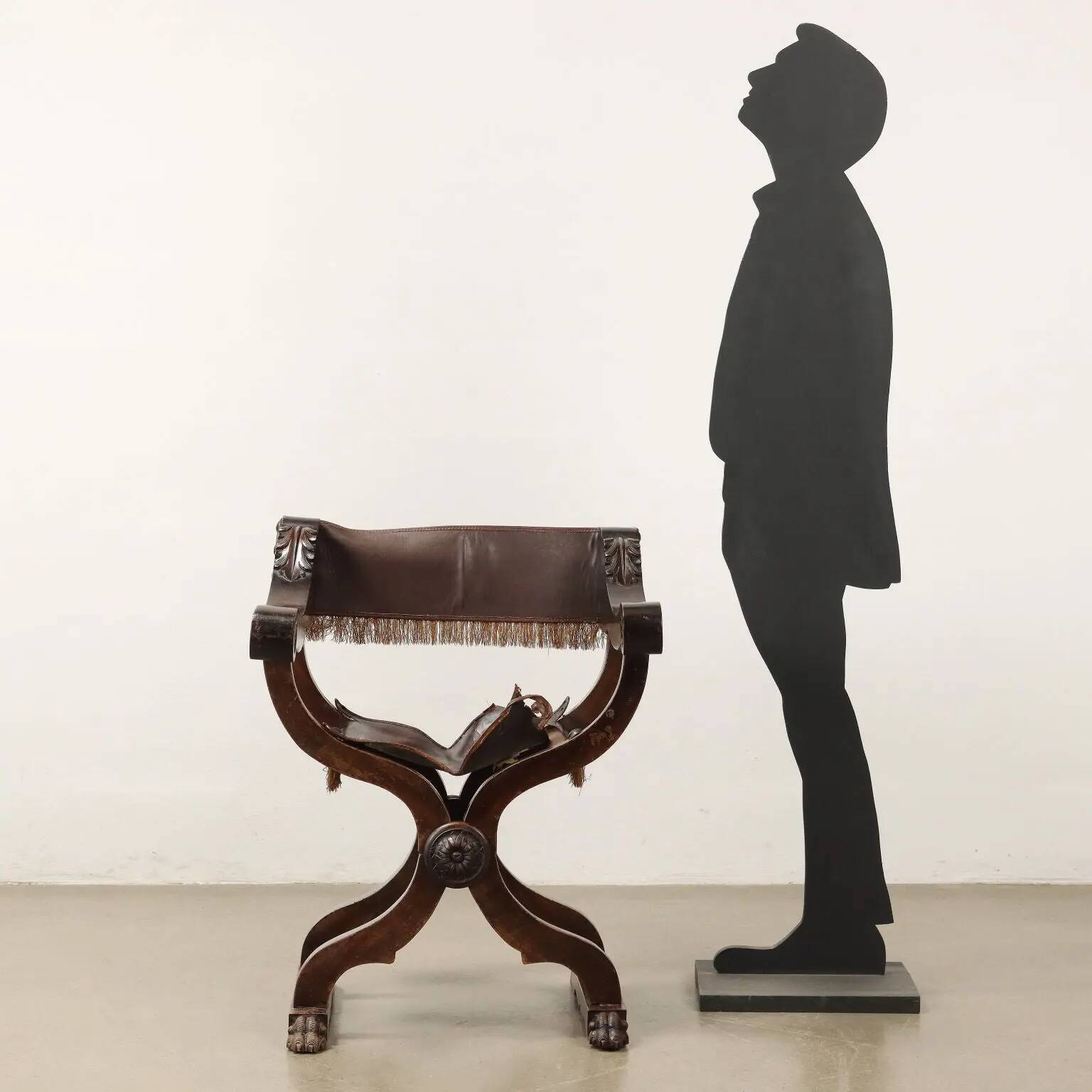 Antique neo-Renaissance folding chair in walnut and leather, Italy, 20th century.