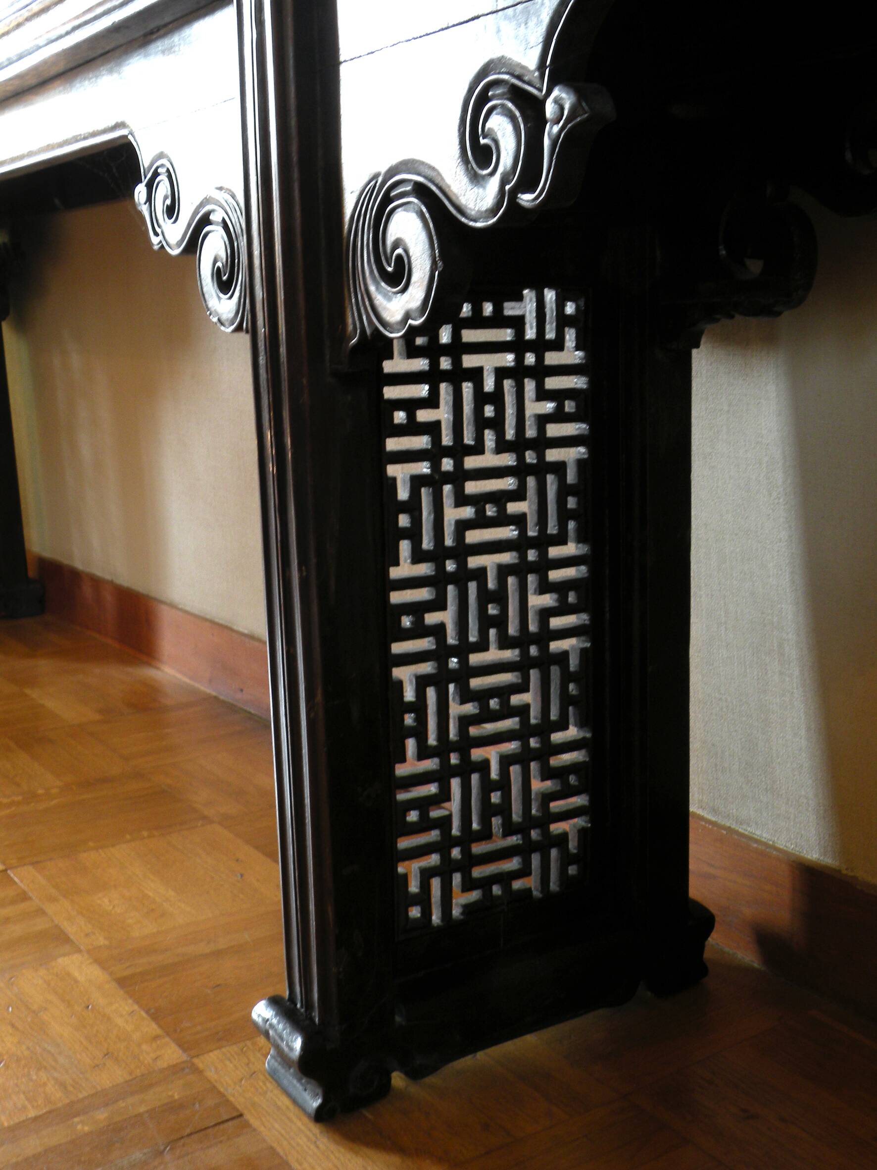Large Chinese console in lacquered walnut, 19th century.