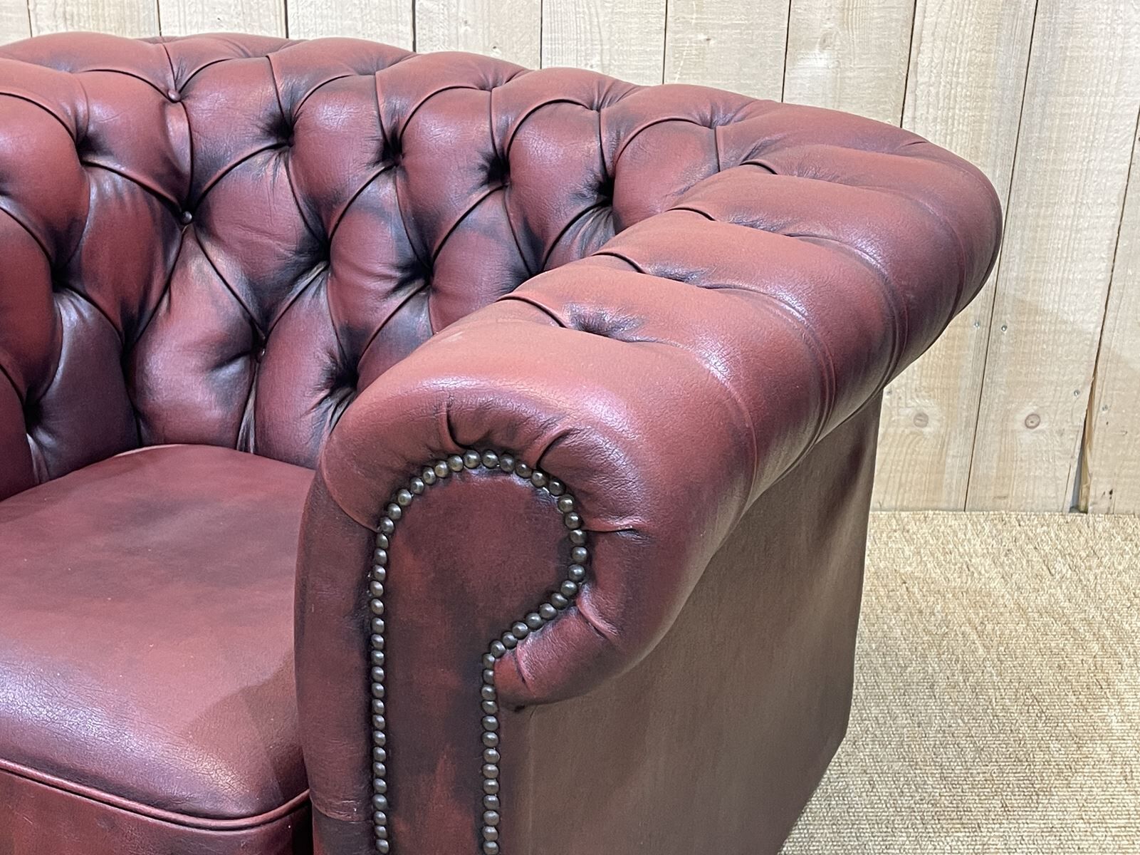 Chesterfield armchair in red leather from the 1980s