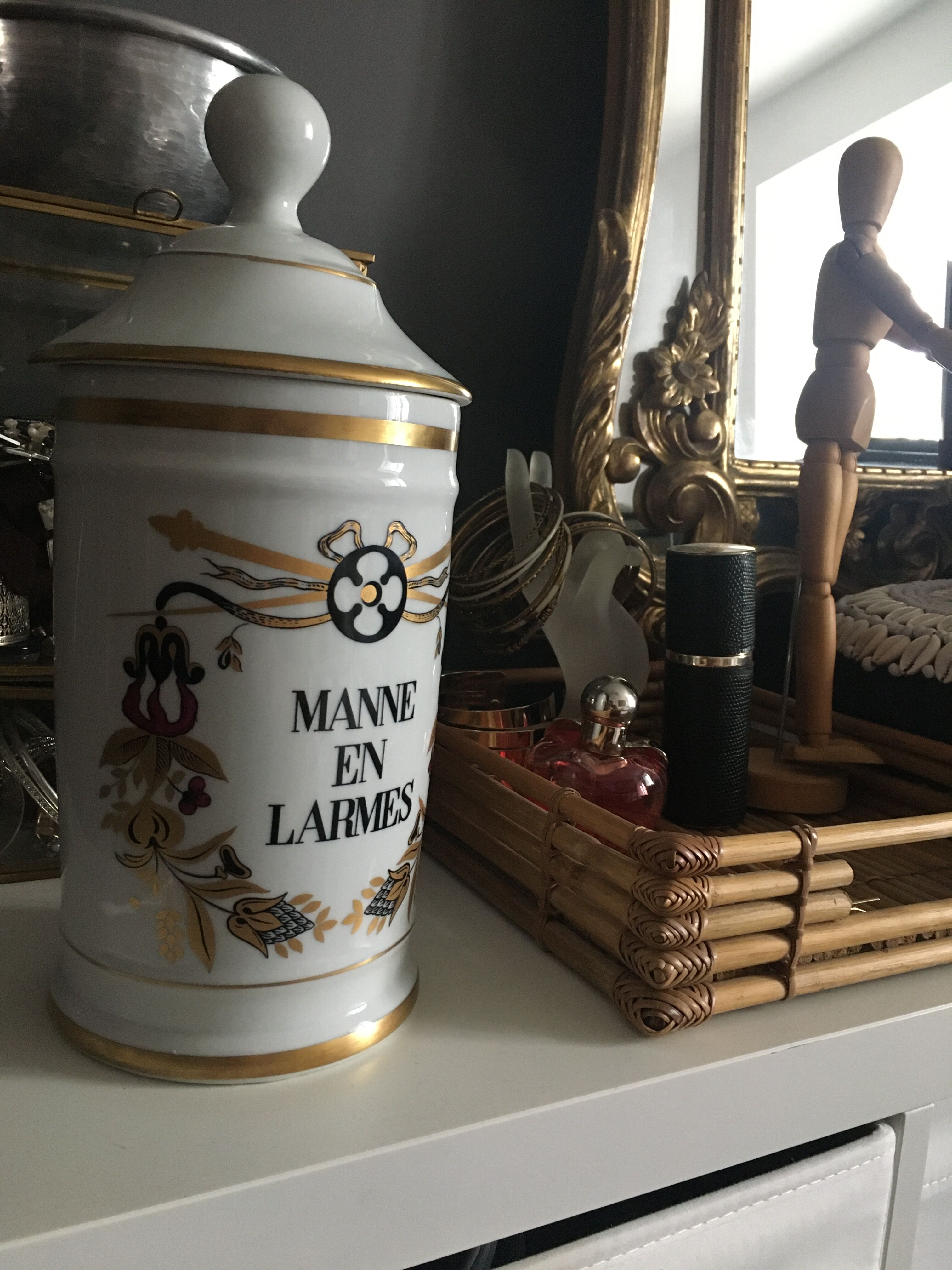 Porcelain pharmacy pot