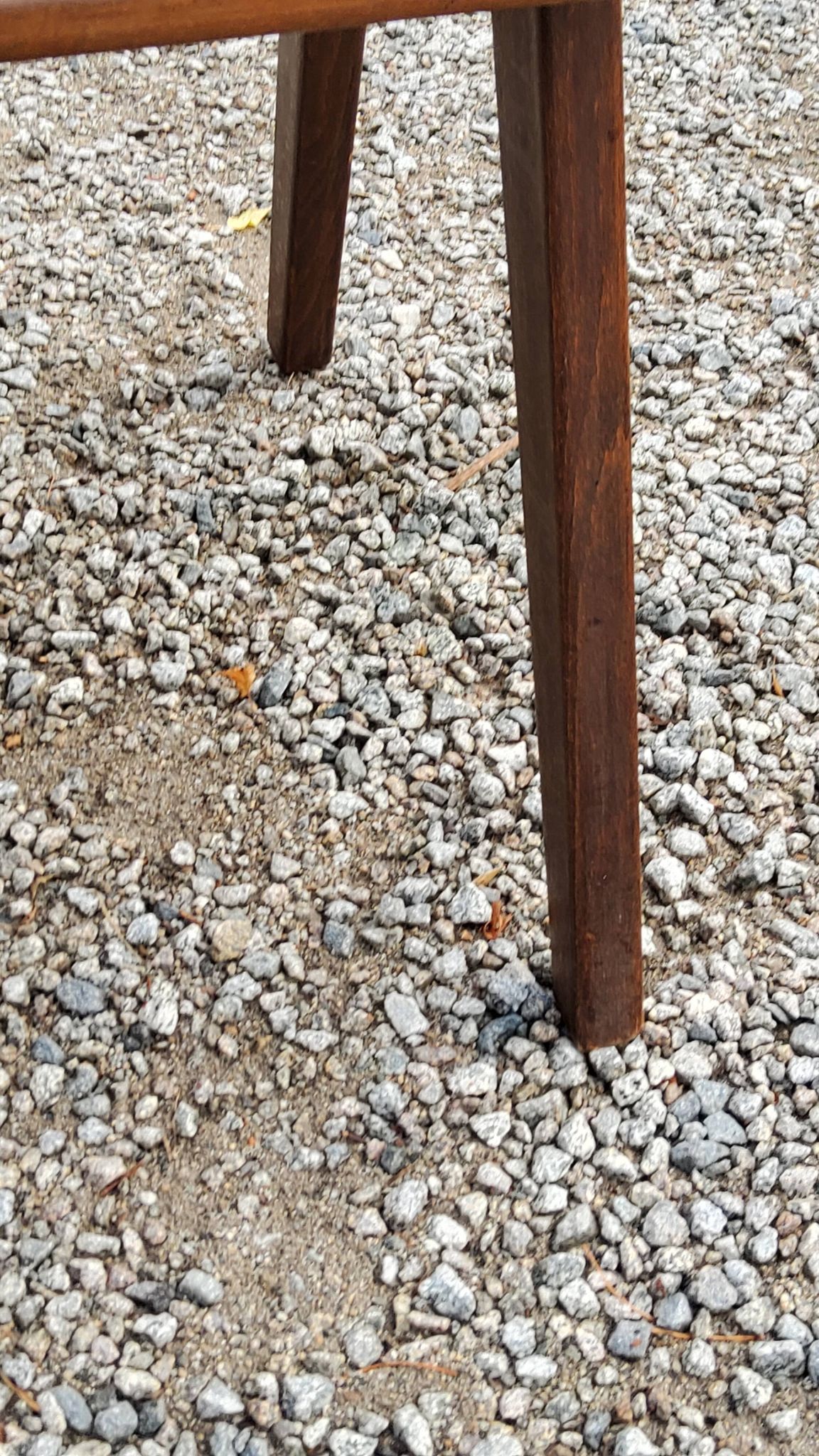 Table d’appoint vintage des années 50 en hêtre chêne et peuplier pieds compas