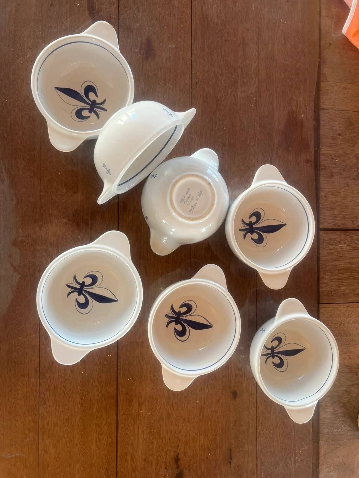 Set of seven earthenware bowls, Quimper, lily flower decoration.