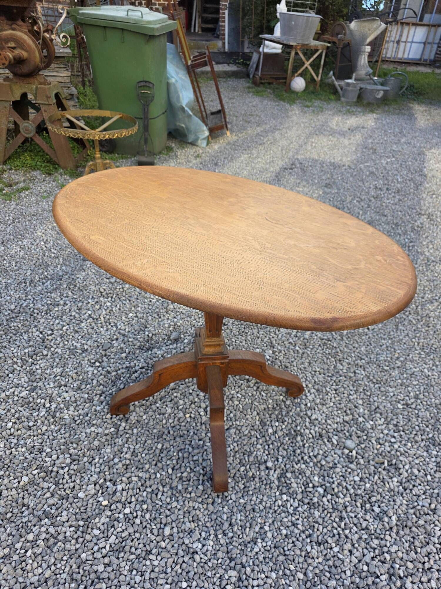 Oak guéridon table from the early 20th century.