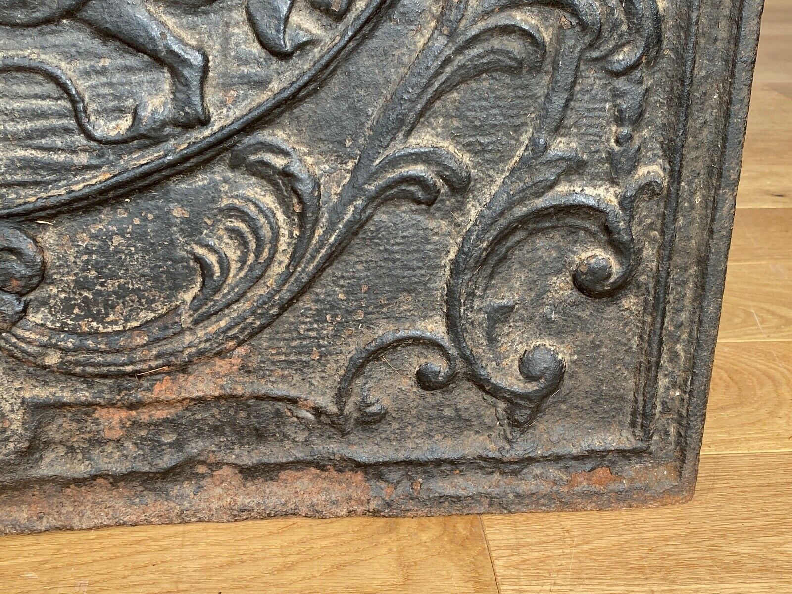 Plaque cheminée en fonte XVIII ème a decor de personnages arabesque