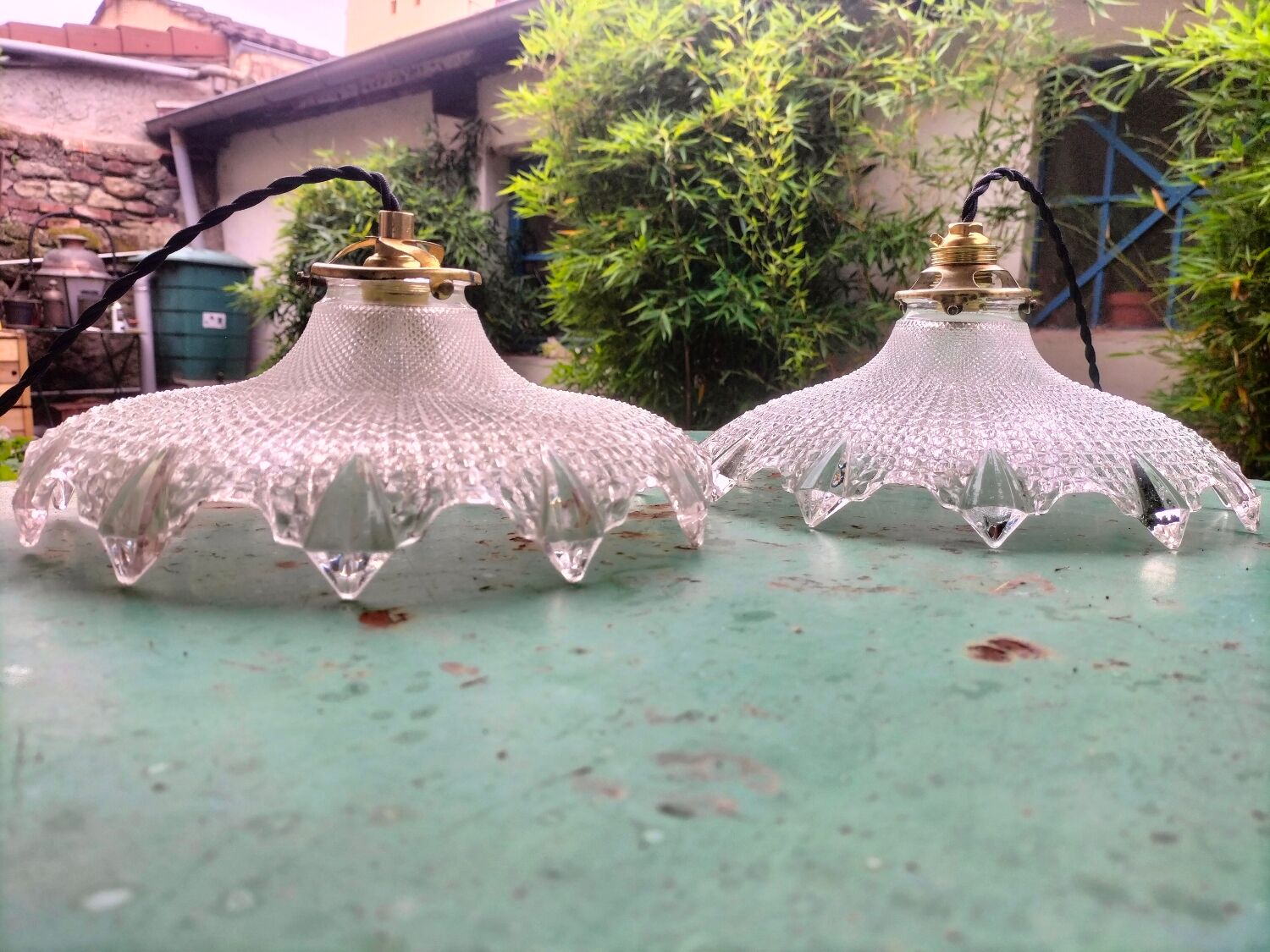 Paire suspensions en verre holophane