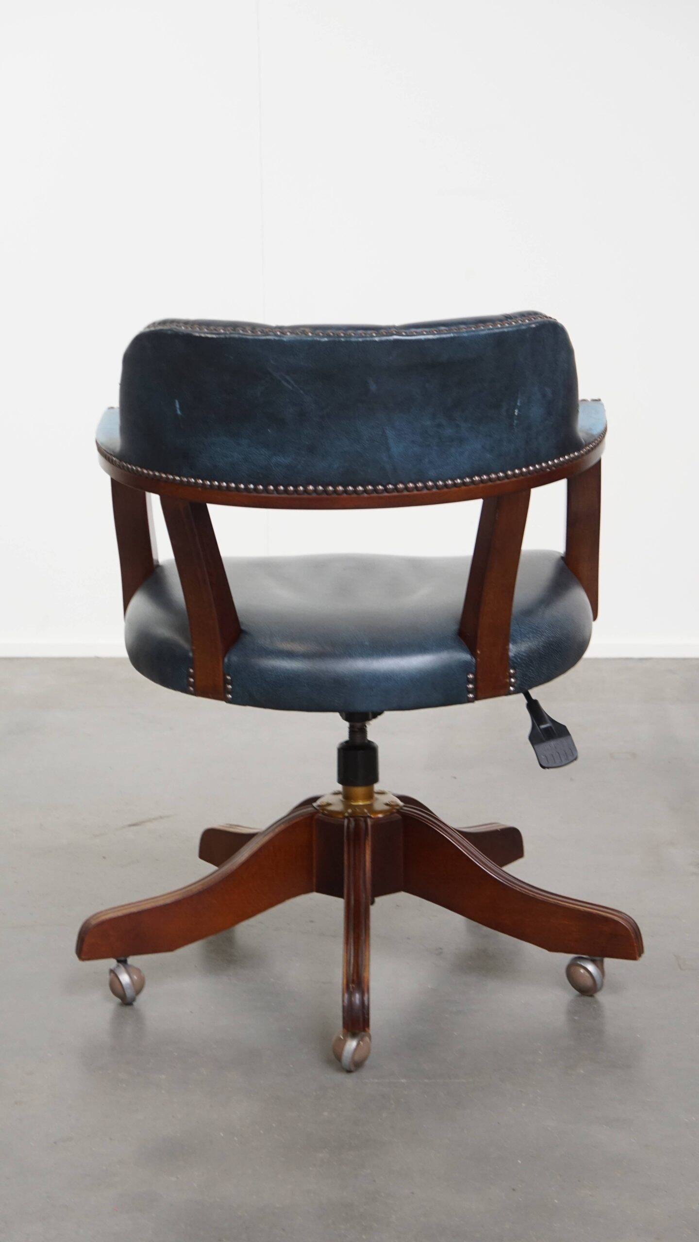 Bureau et chaise de bureau Chesterfield en cuir de vachette bleu