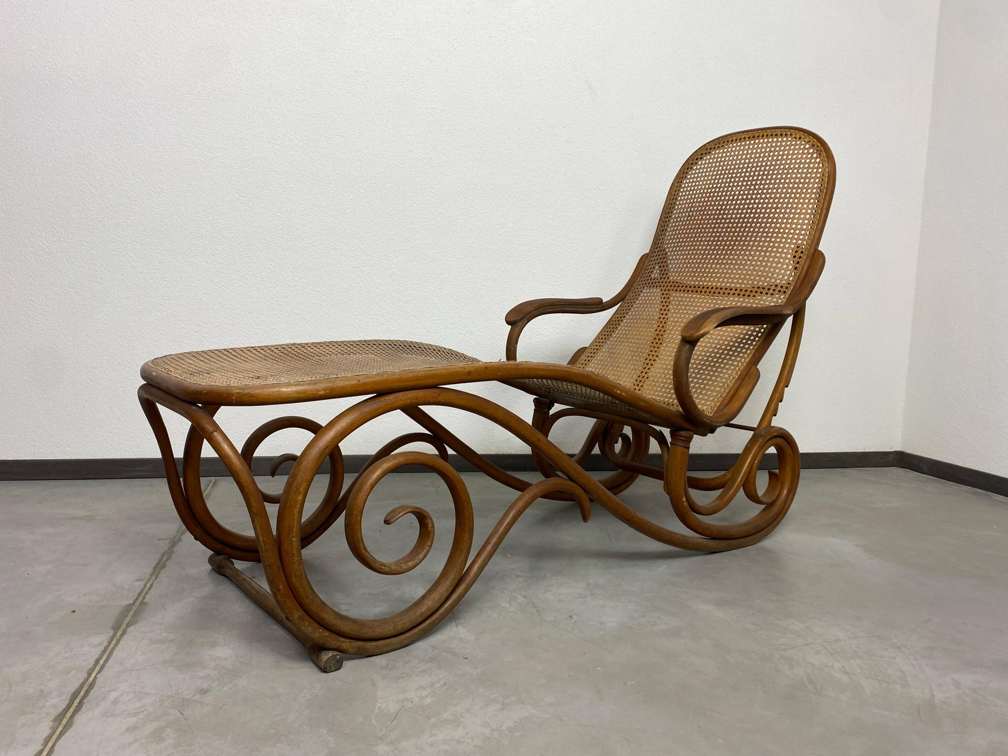 Lit de jour en bois courbé n°2 par Thonet