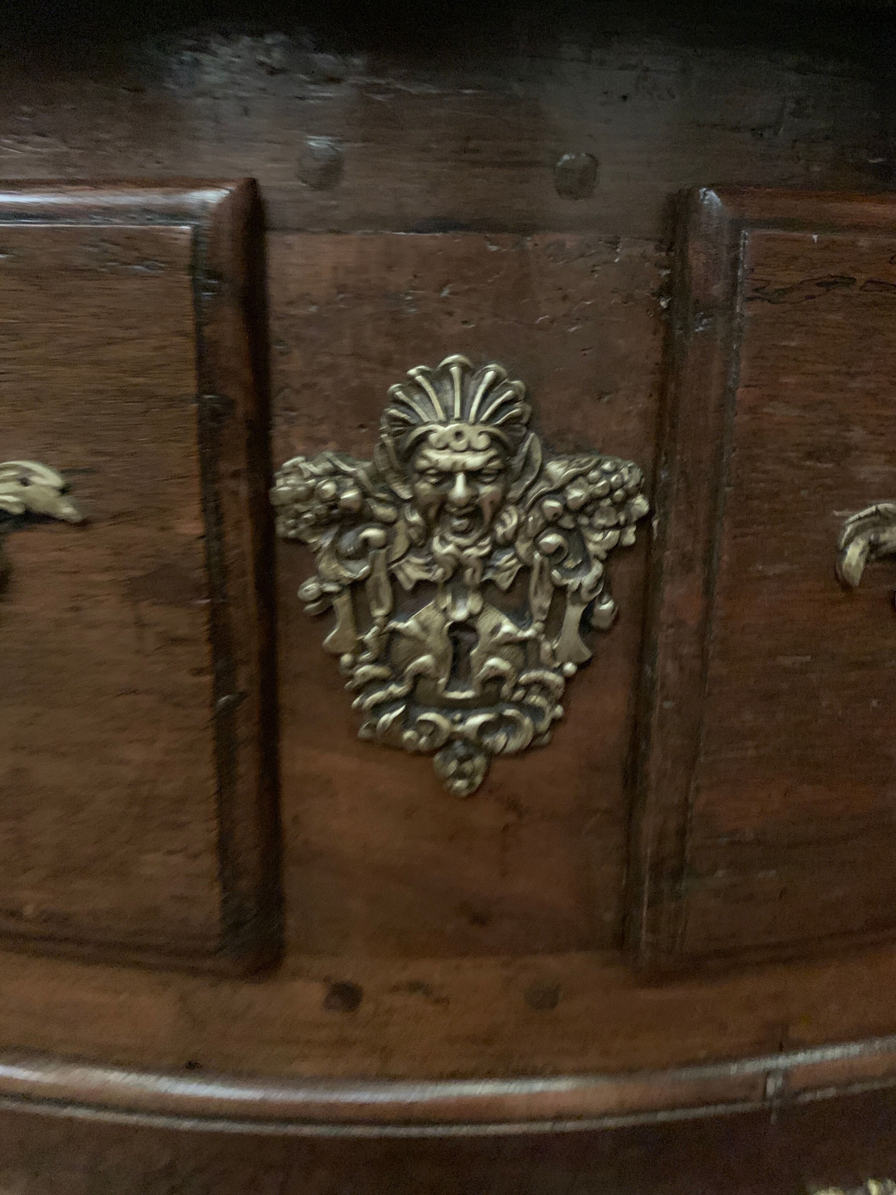 Commode provinciale en noyer massif xviii siècle