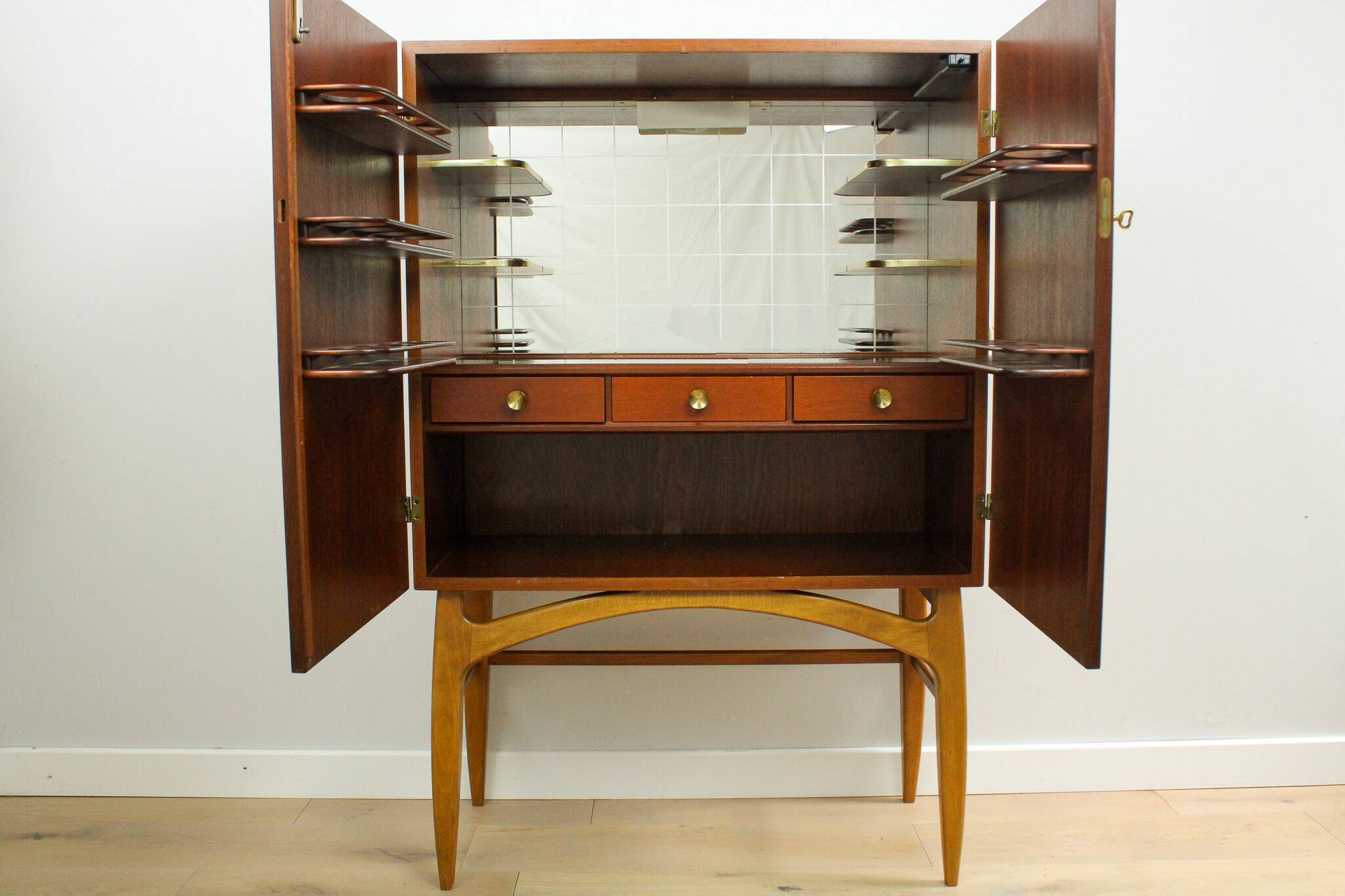 Rare armoire à cocktails/boissons vintage du milieu du siècle par AB Forenade Mobelfabrik
