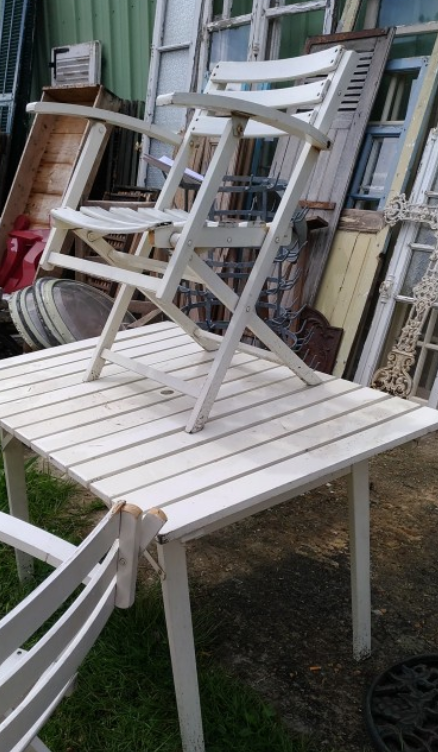 Folding wooden garden furniture