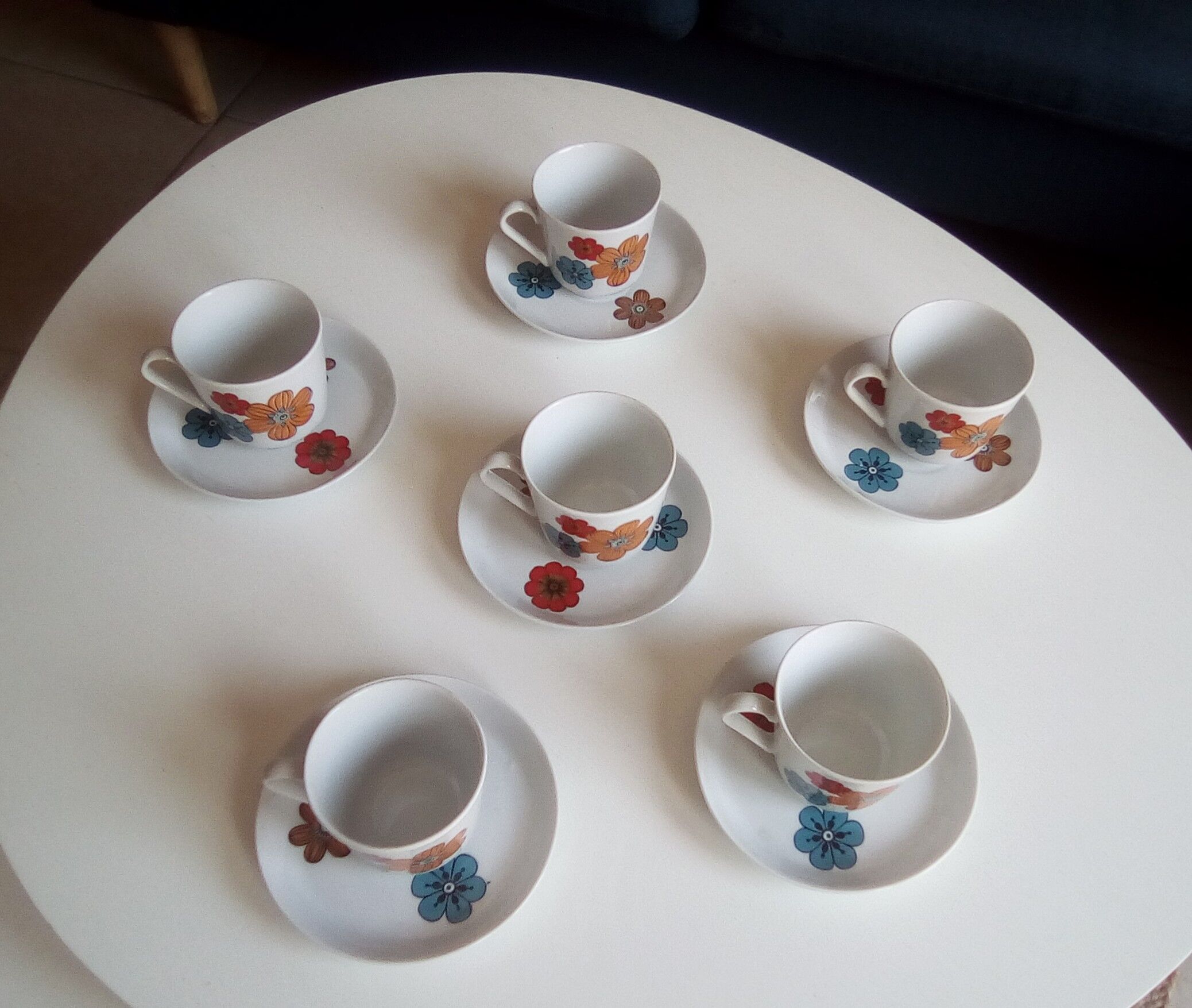 Set of 6 cups and porcelain under cups 70s