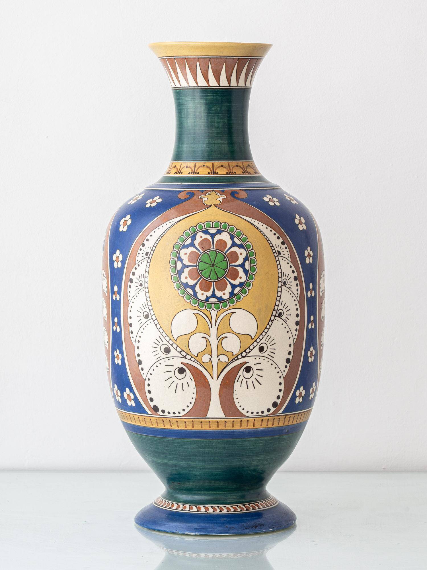 Monumental vase Lindus Art Nouveau–Art Deco, Arnhemsche Fayencefabriek, 1910s