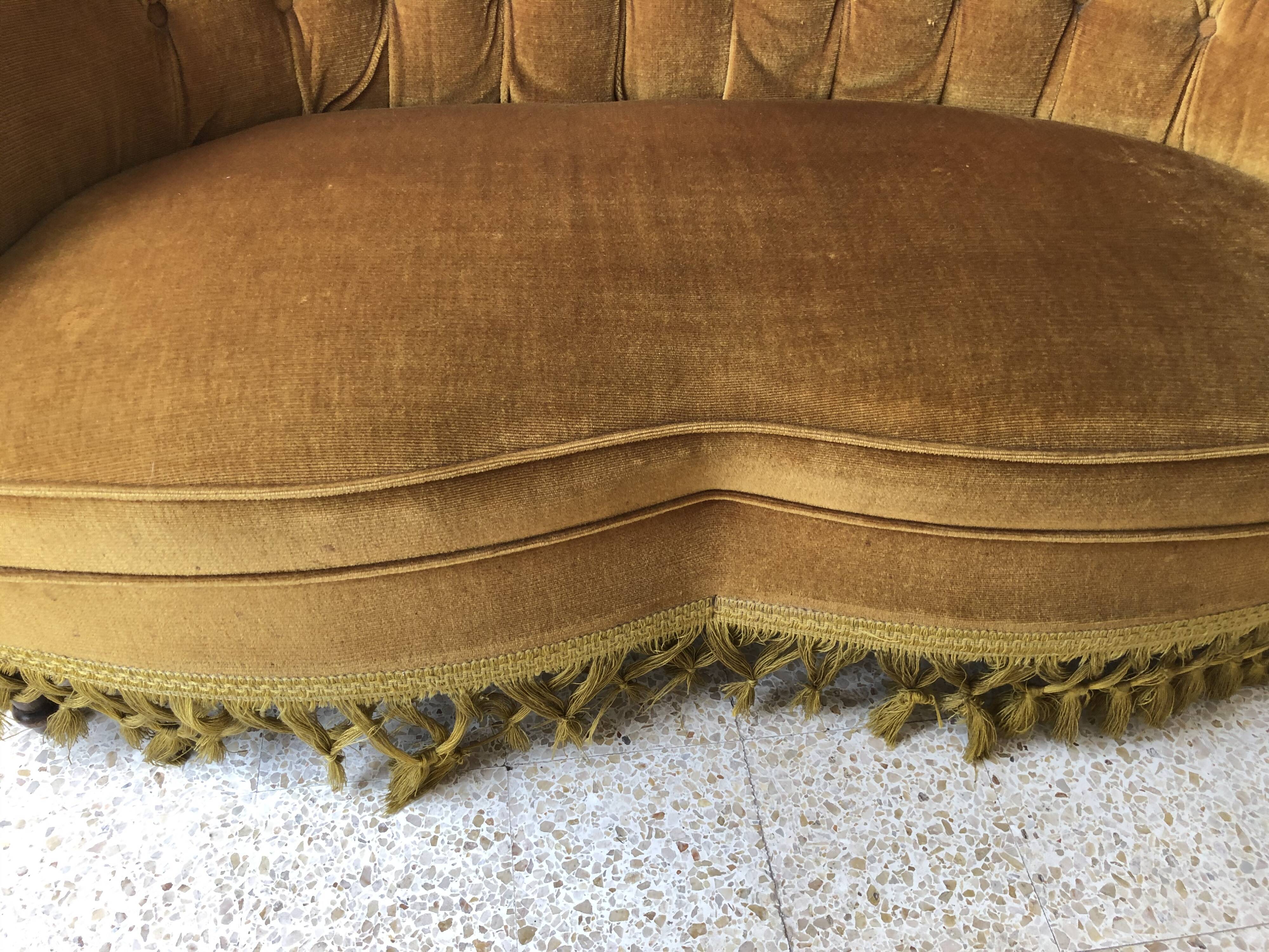 Banquette crapaud vintage capitonnée en velours or
