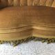 Banquette crapaud vintage capitonnée en velours or