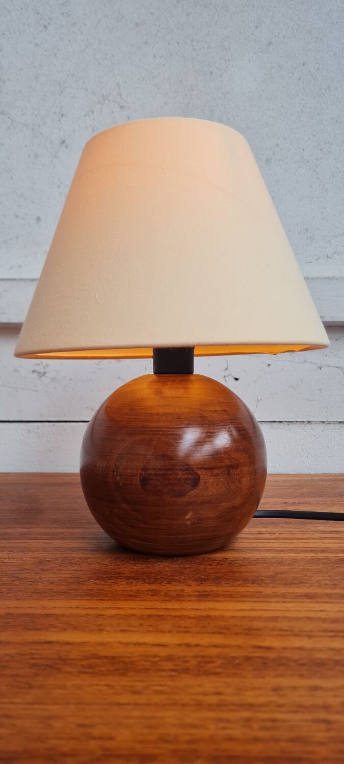 Walnut ball lamp