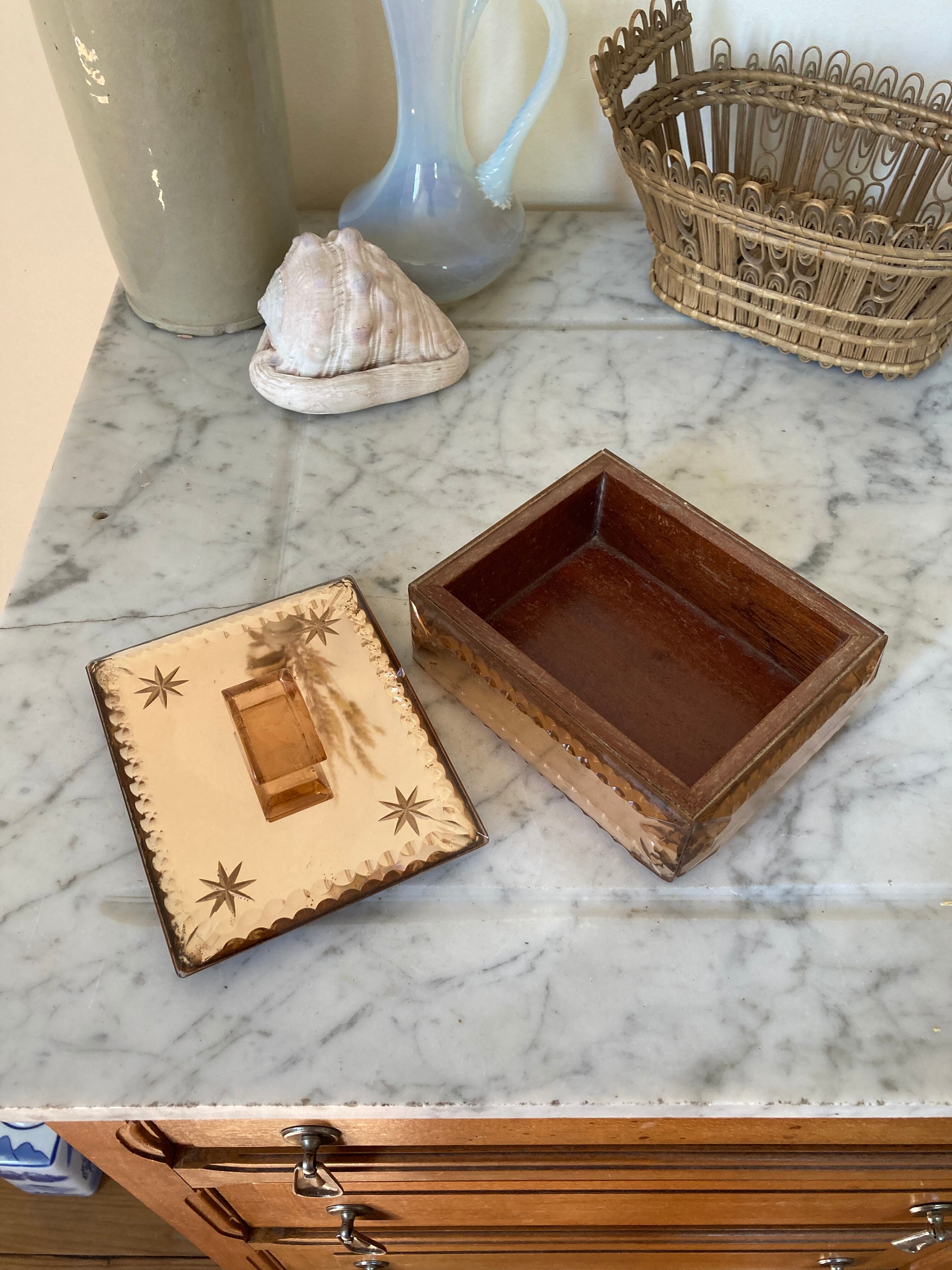 Boîte à bijoux en miroir rose ciselé