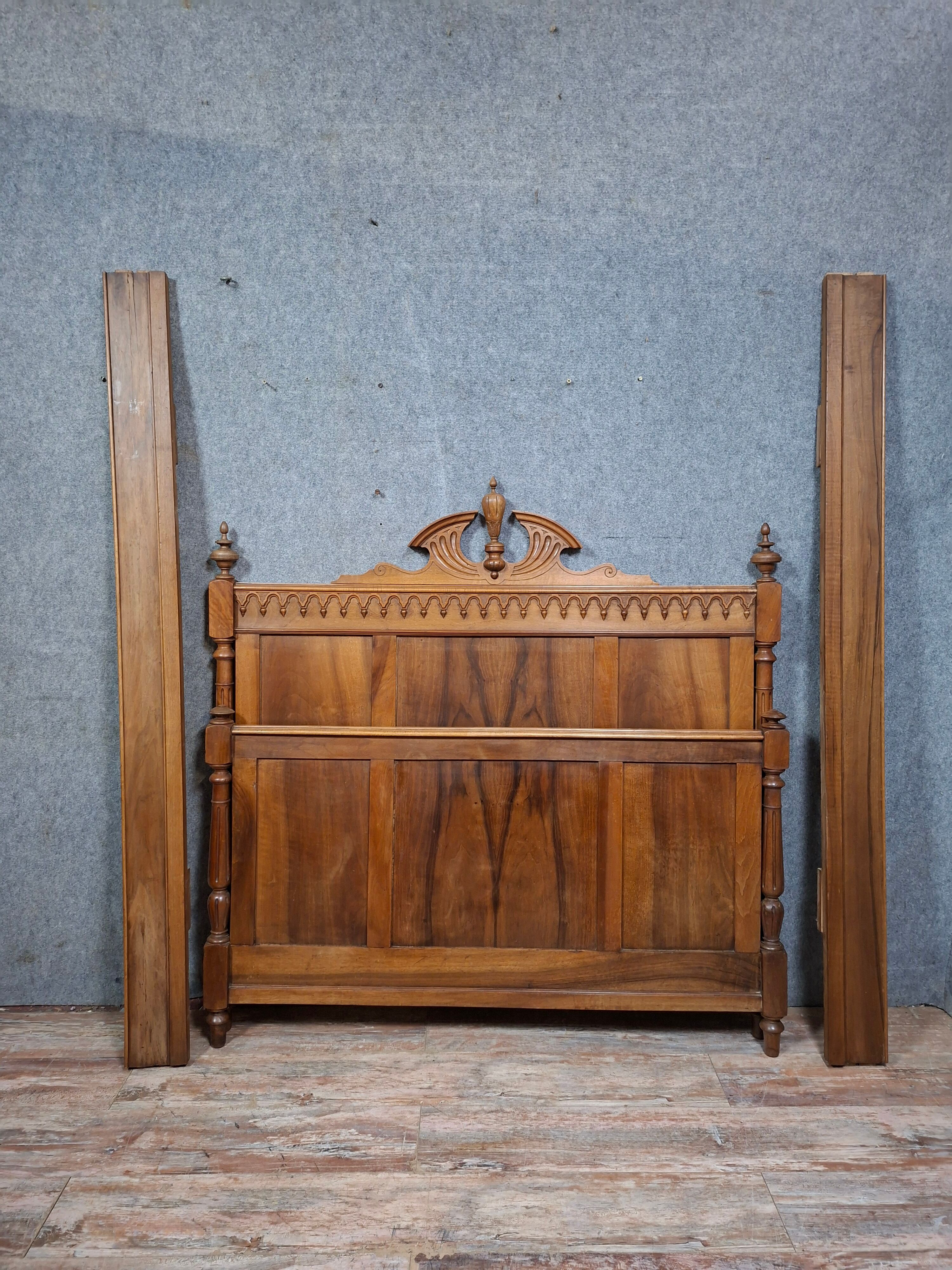 Neo-Gothic bed in solid walnut – Late 19th century