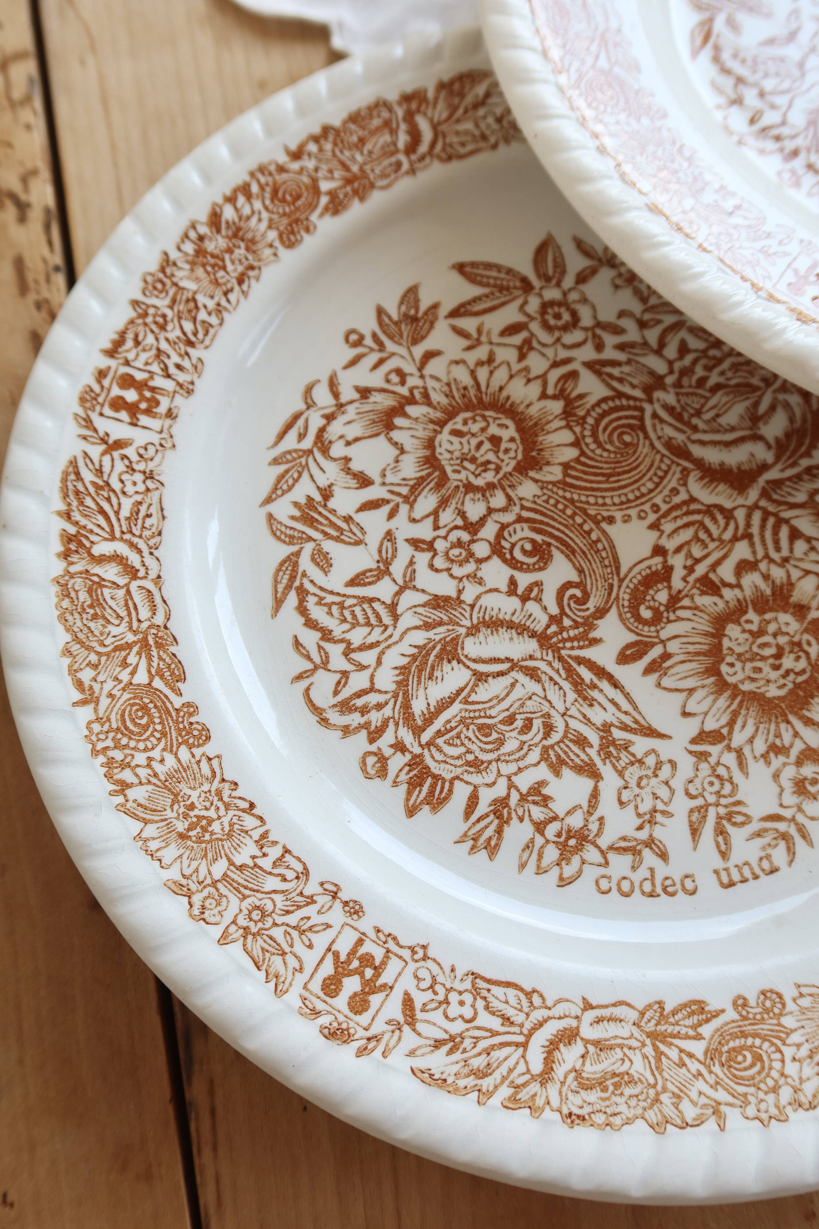 4 assiettes à dessert vintage fleuries – Codec – Décor brun rustique